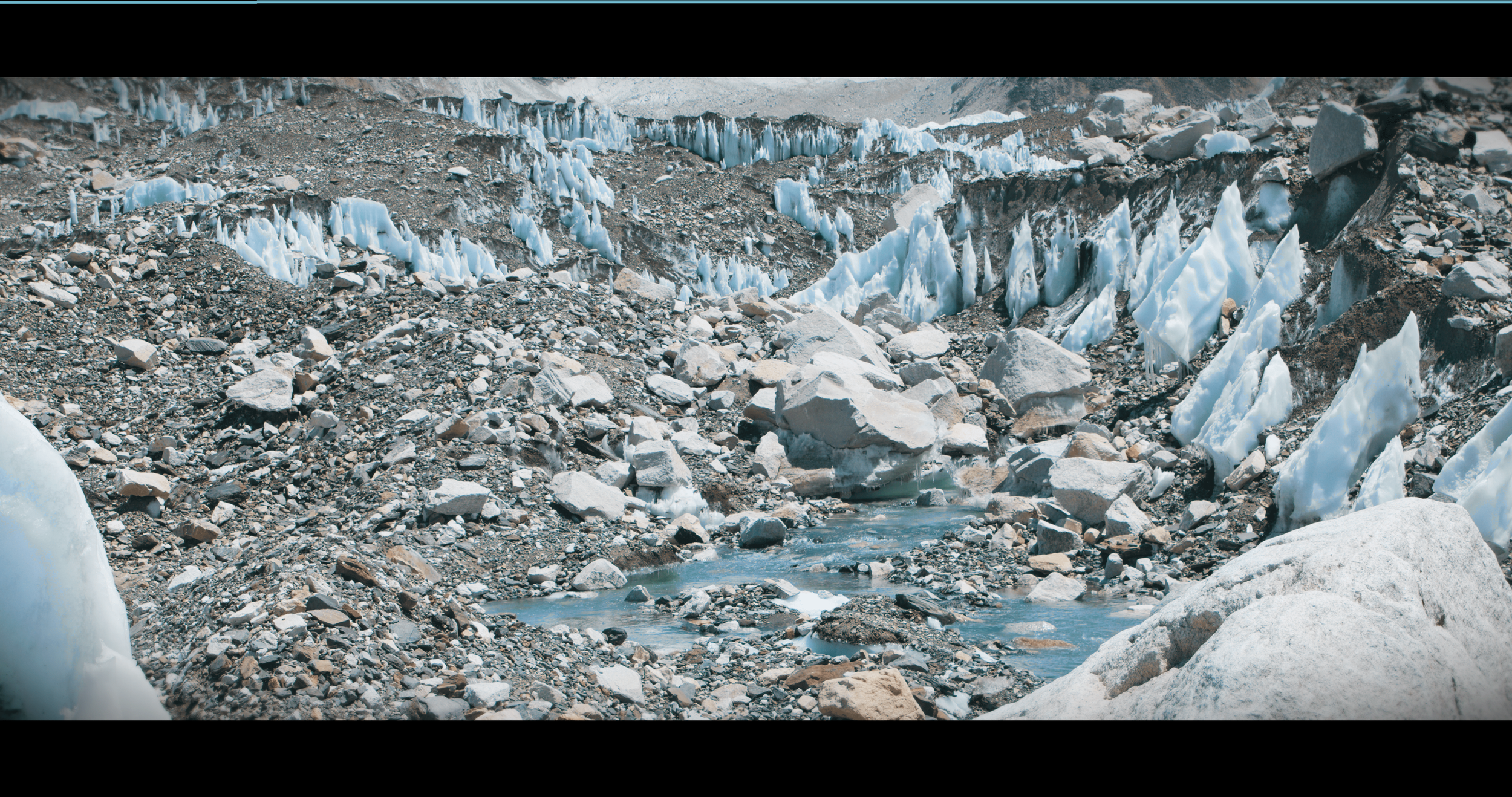 Rivière dans un glacier et pierrier
