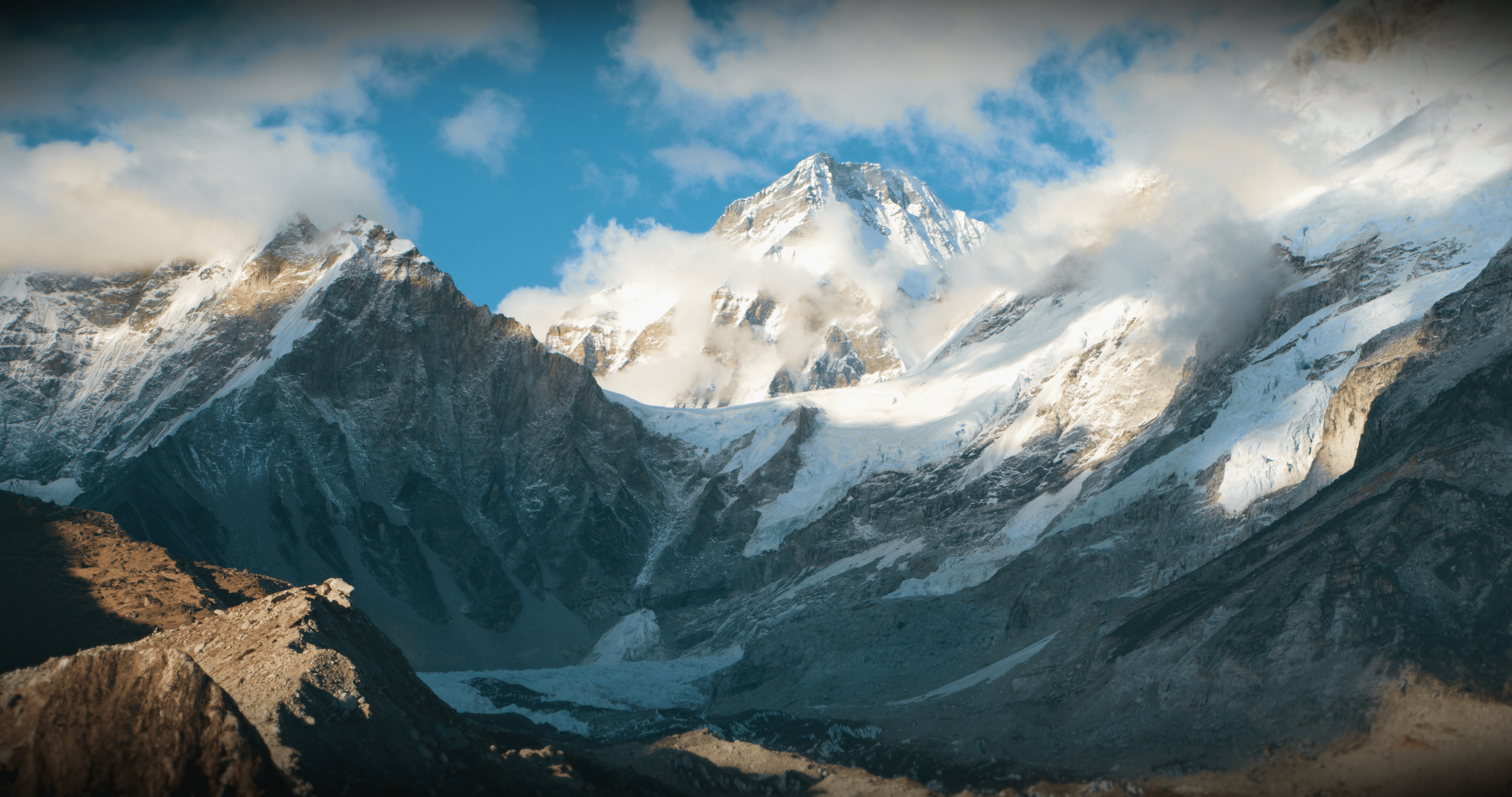Cascade de glace du Khumbu et montagnes 
