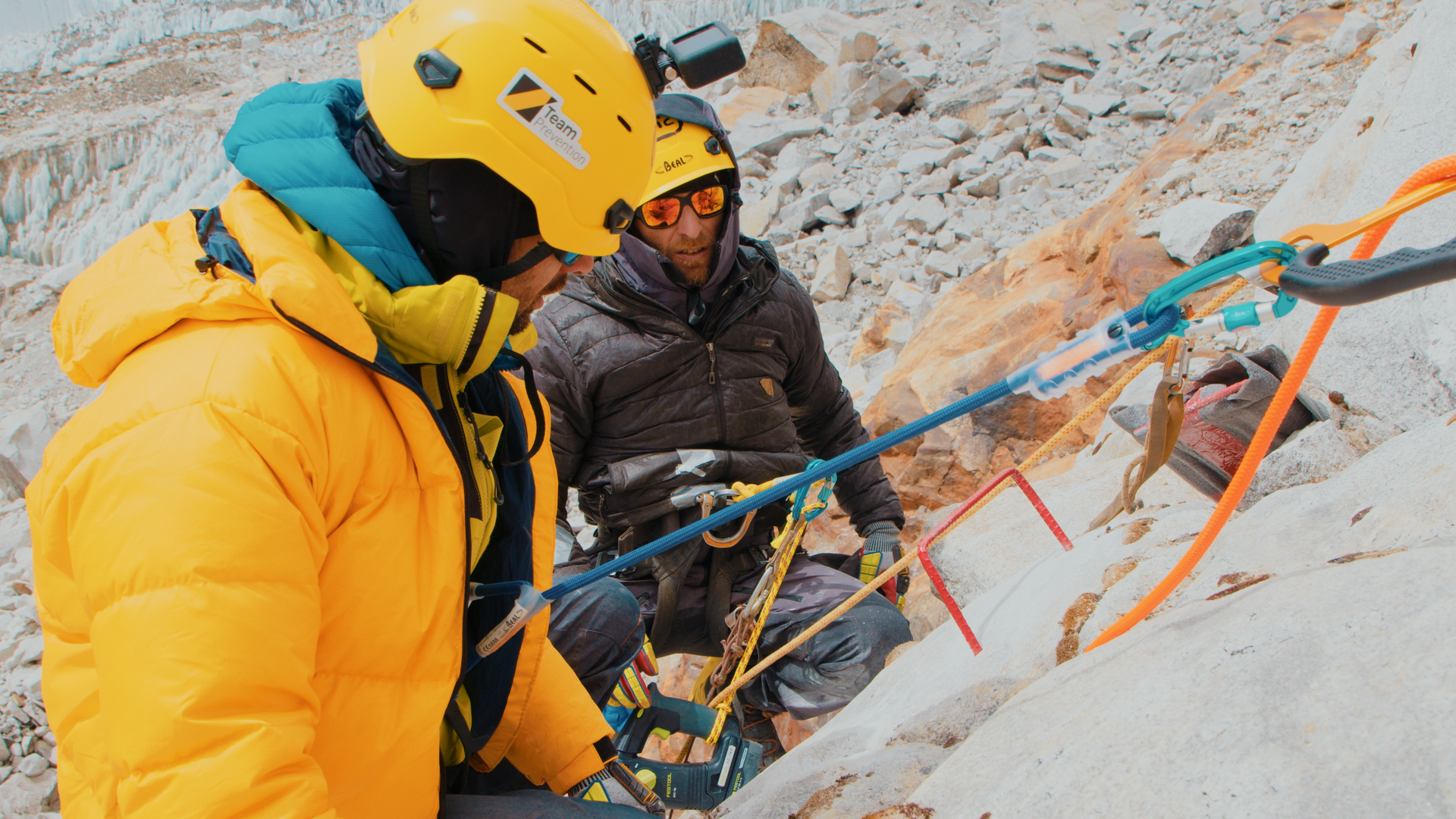 Deux cordistes travaillent sur une voie en via ferrata