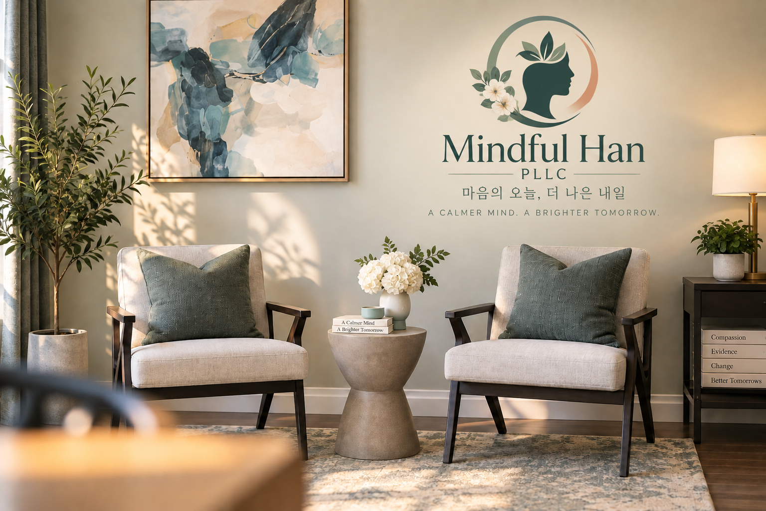 Mindful Han PLLC 로고가 보이는 차분한 대기 공간과 두 개의 의자, 화분