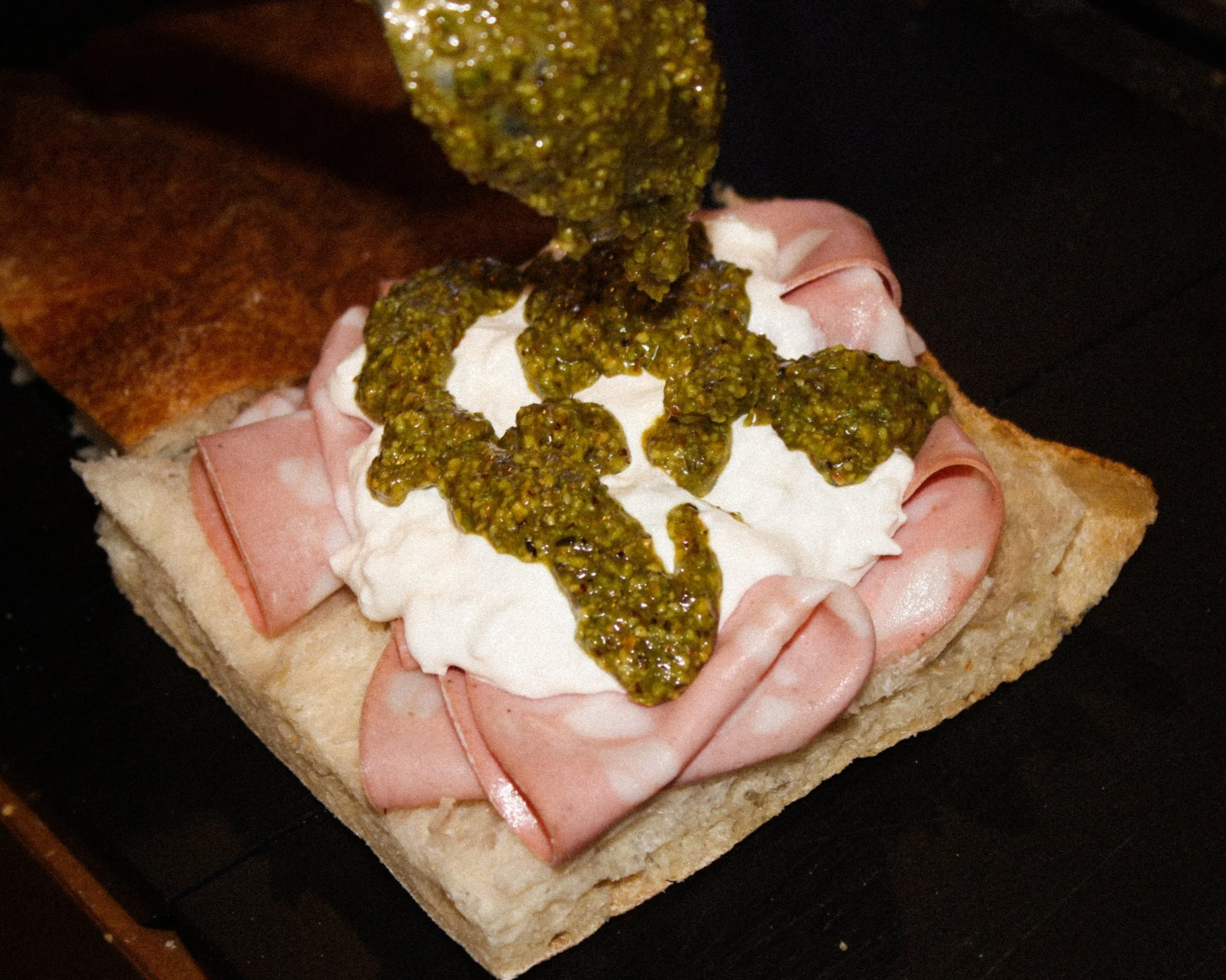 La Bella, la focaccia mas vendida con mortadella, burrata y por encima pesto de pistacho