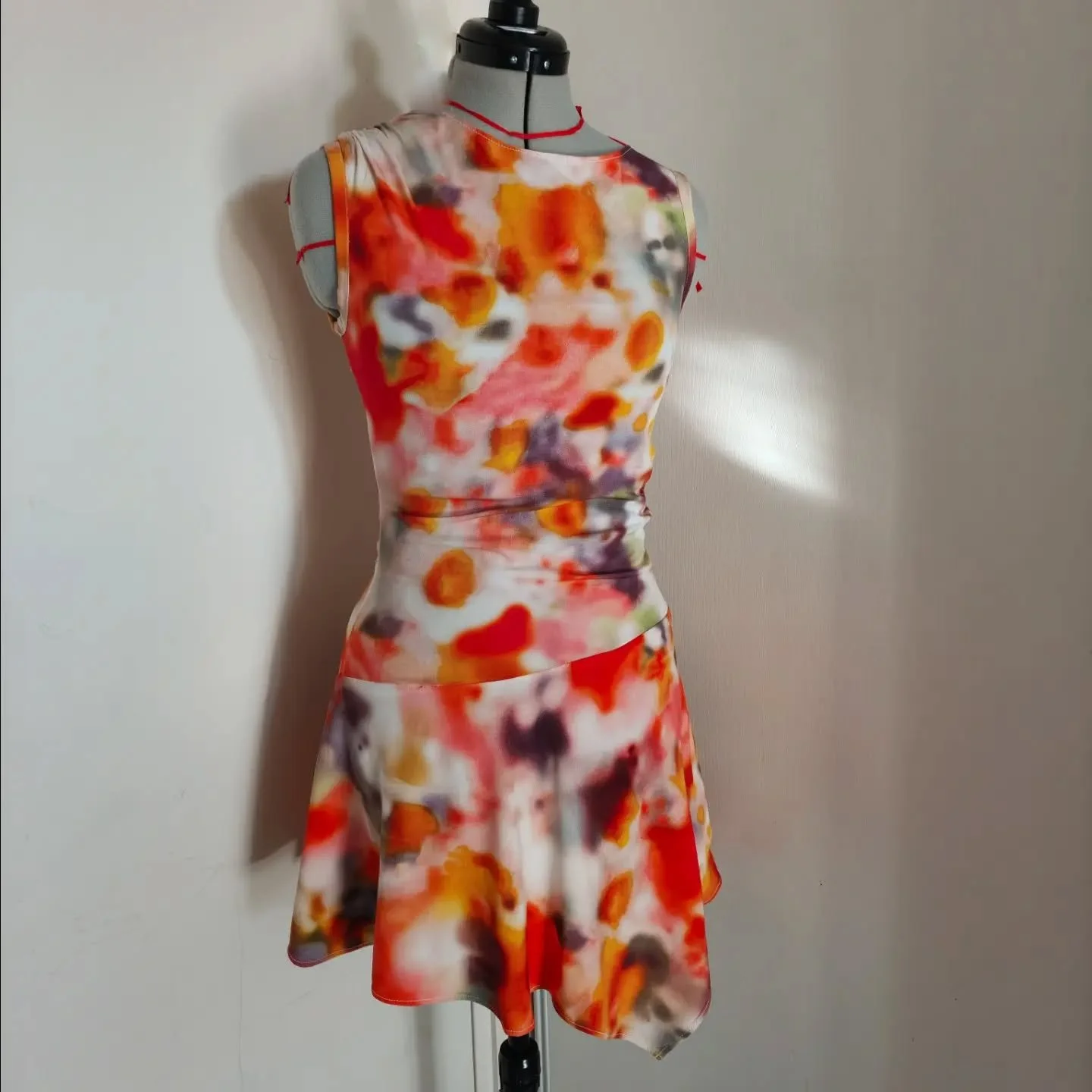 R&eacute;alisation d'une robe courte et asym&eacute;trique avec un morceau de tissu que ma cliente avait dans ses placards ✨

N'h&eacute;sitez pas &agrave; me contacter pour donner une seconde vie &agrave; vos v&ecirc;tements ou pour en cr&eacute;er 