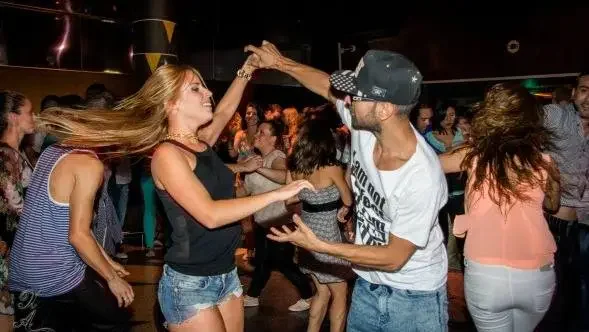 Salsa Anfanger lernen Grundschritt und Figuren im Tanzkurs in Zurich