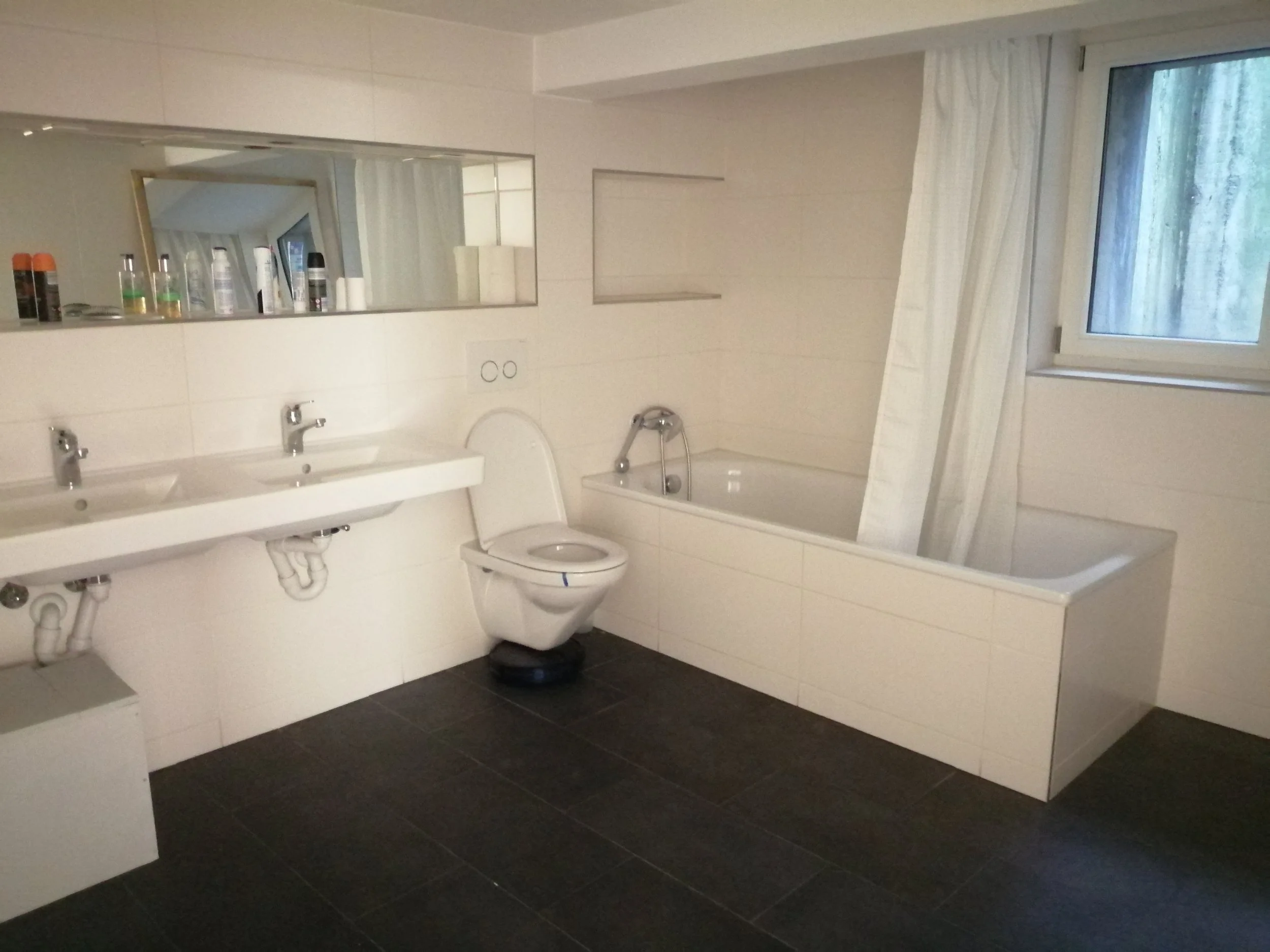 Bathroom with shower and bath tub at the Rhythmia studio in Zurich