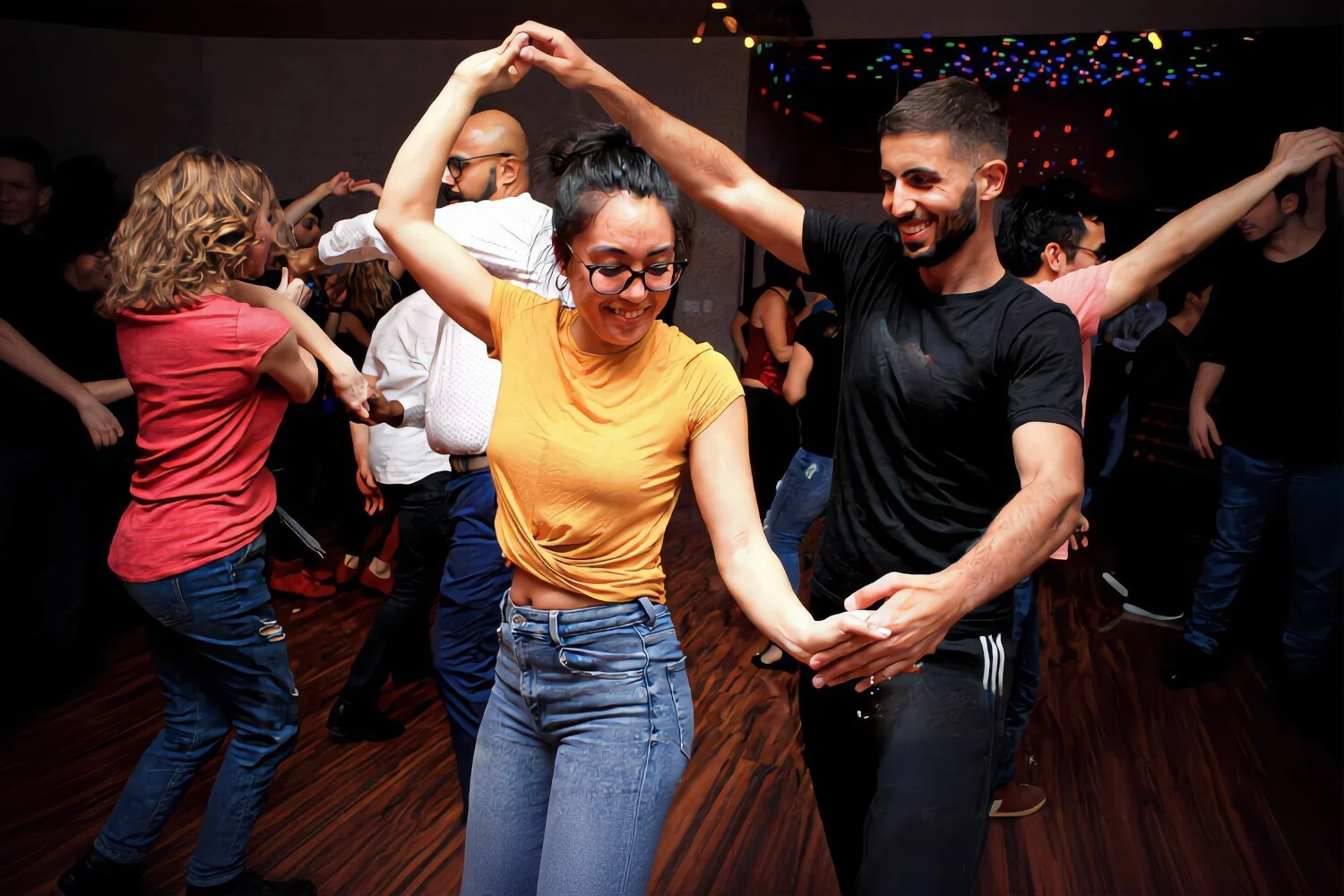 Salsa Kurse in Zurich - Grundlagen und Tanzschritte fur Salsa People in der Tanzschule lernen