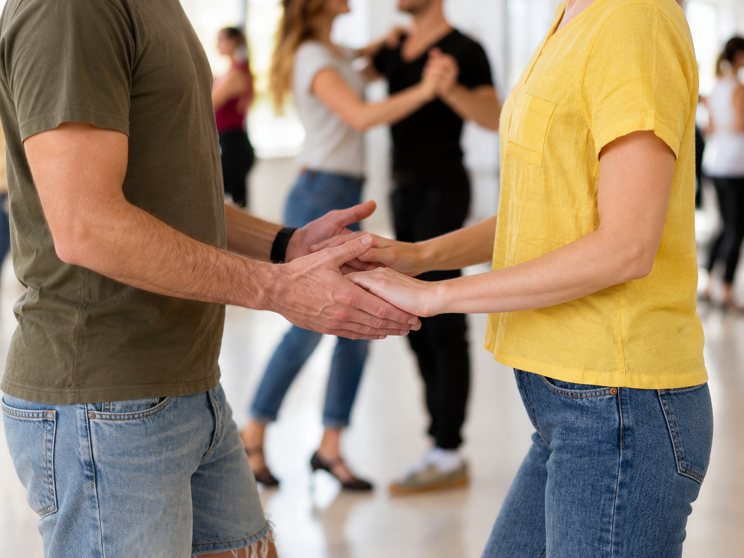 Paar tanzt Salsa im Gratis Schnupperkurs der Rhythmia Salsa Tanzschule in Zürich Altstetten