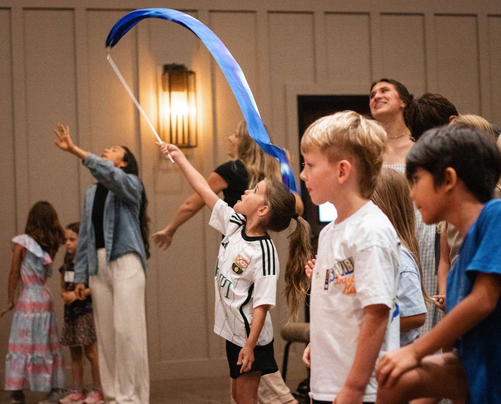 children worshiping Jesus
