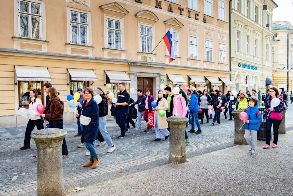 Več kot 100 ljudi na Prešernovem trgu