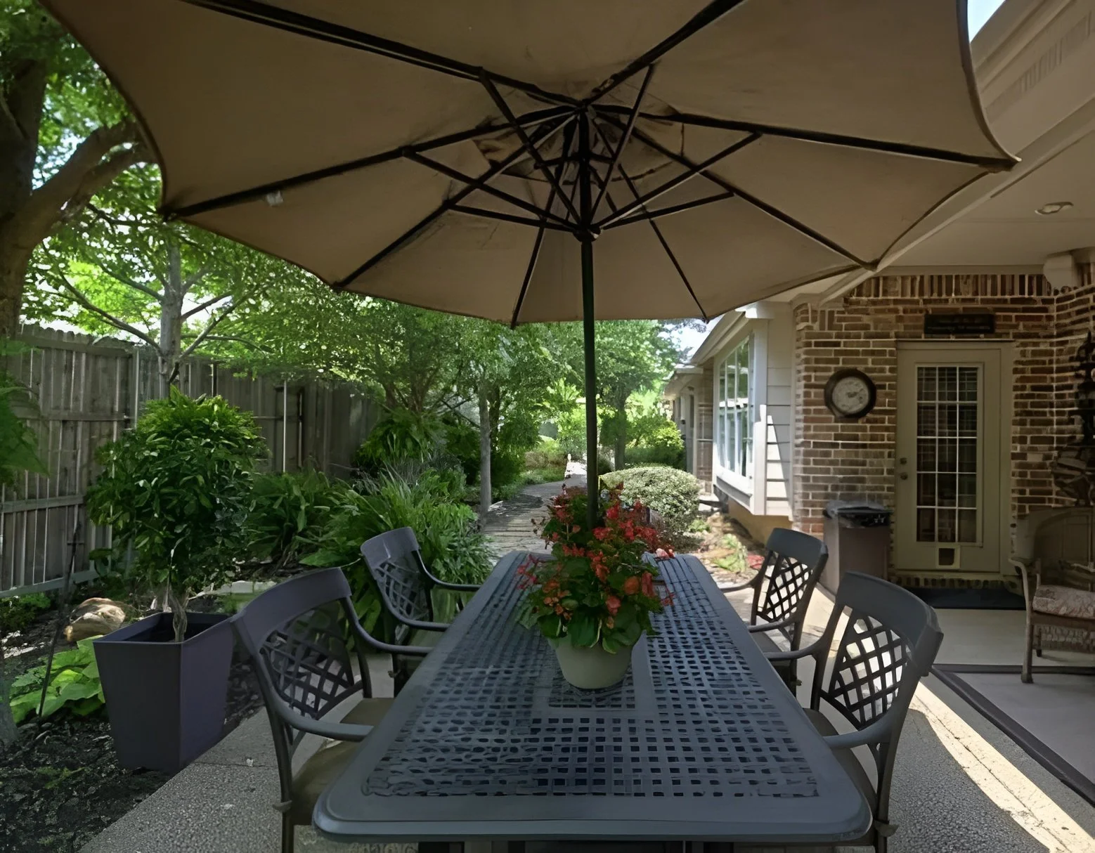 Outdoor patio and garden area at Selah Ridge assisted living home