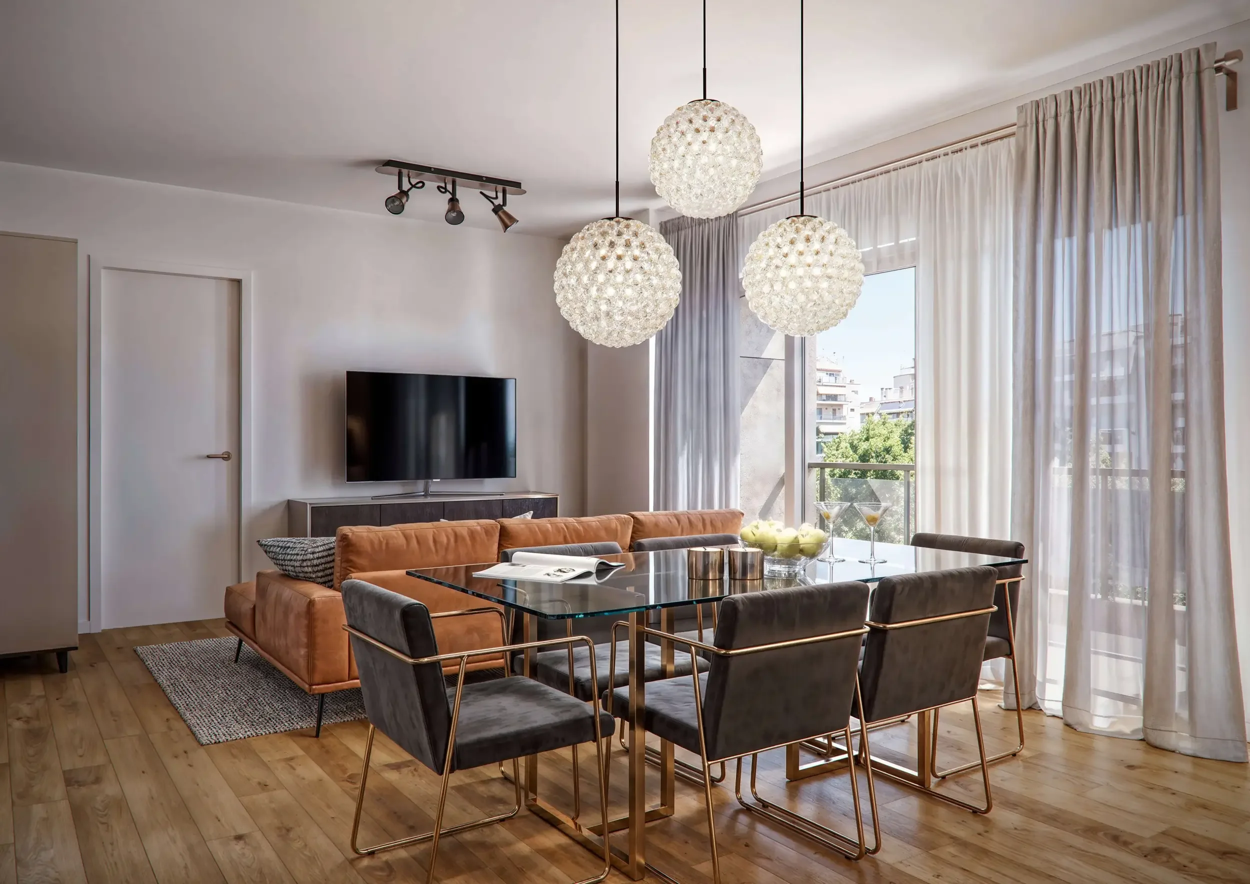 Σχεδιασμός εσωτερικού χώρου και 3D rendering τραπεζαρίας για διαμέρισμα σε σύγχρονη πολυκατοικία από την THINKGRAF για την MEGIS Construction – Consulting. Σύνθεση με γυάλινη τραπεζαρία, μεταλλικές καρέκλες, κρεμαστά φωτιστικά και φυσικό φωτισμό.