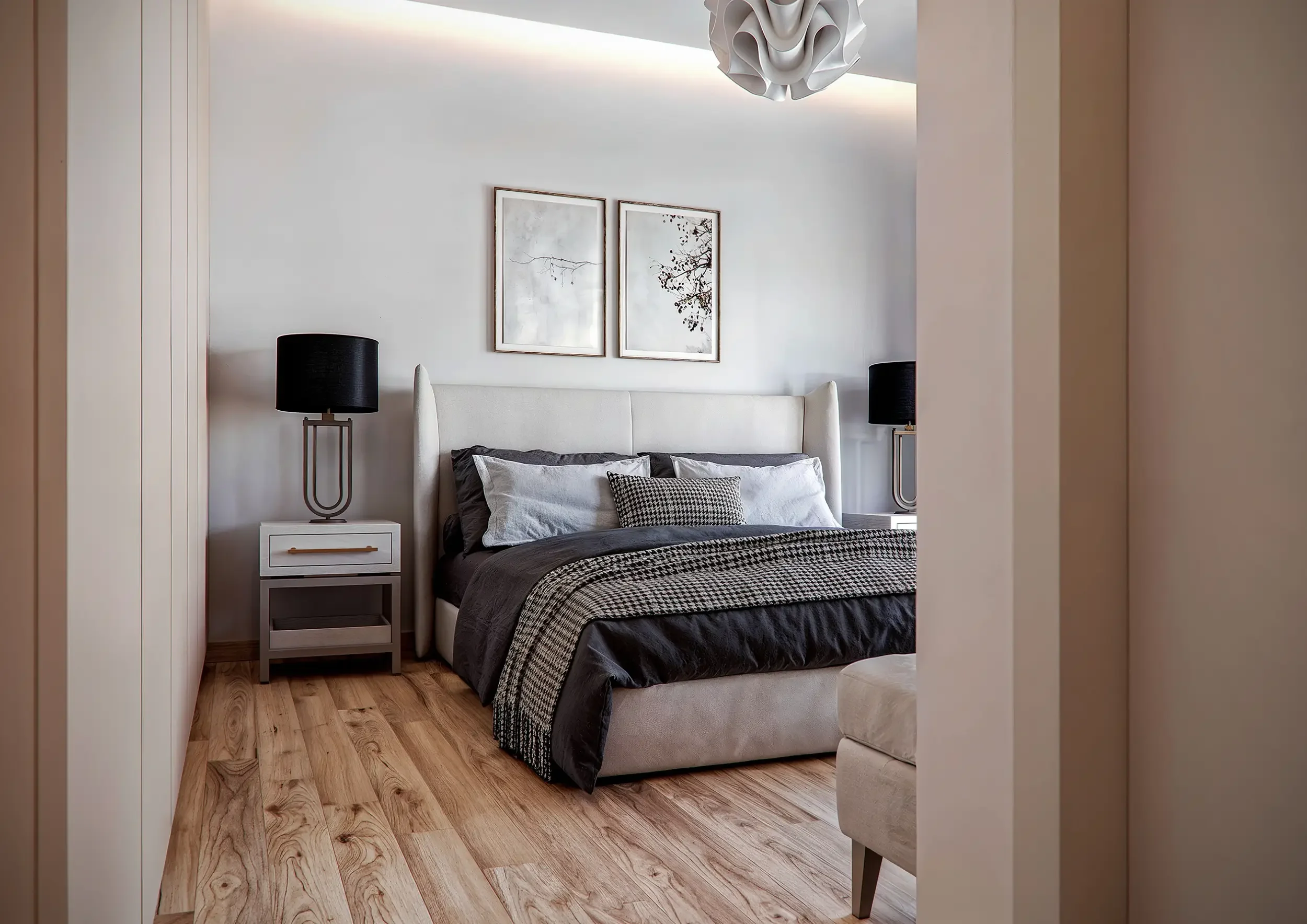 Interior design και 3D απεικόνιση master κρεβατοκάμαρας για διαμέρισμα σε σύγχρονη πολυκατοικία από την THINKGRAF για την MEGIS Construction – Consulting. Πρόταση επίπλωσης με επενδυμένο κεφαλάρι, μοντέρνα φωτιστικά, εντοιχισμένη ντουλάπα και ξύλινο 