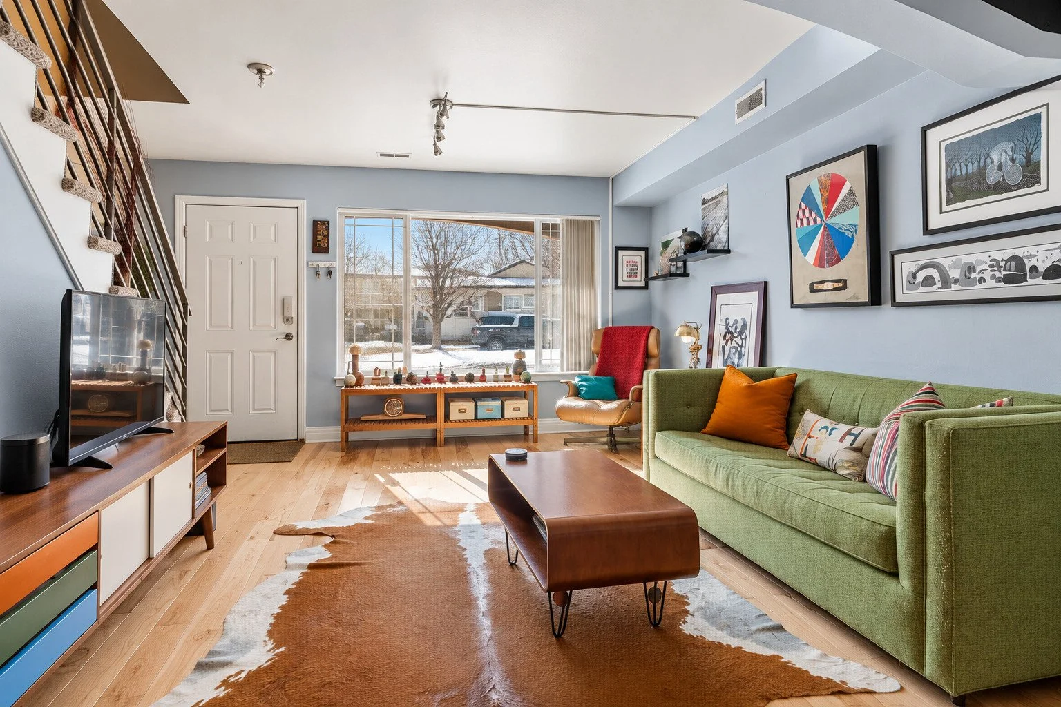 green_sofa_living_room_portfolio_master.jpg