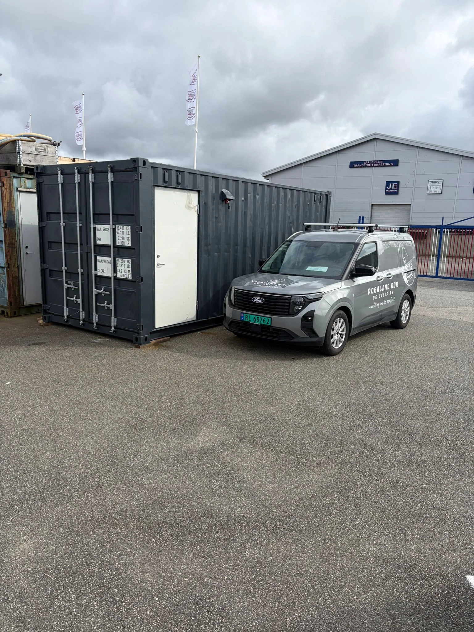 Mobil verkstedcontainer for prefabrikasjon og montasje ute hos kunde.