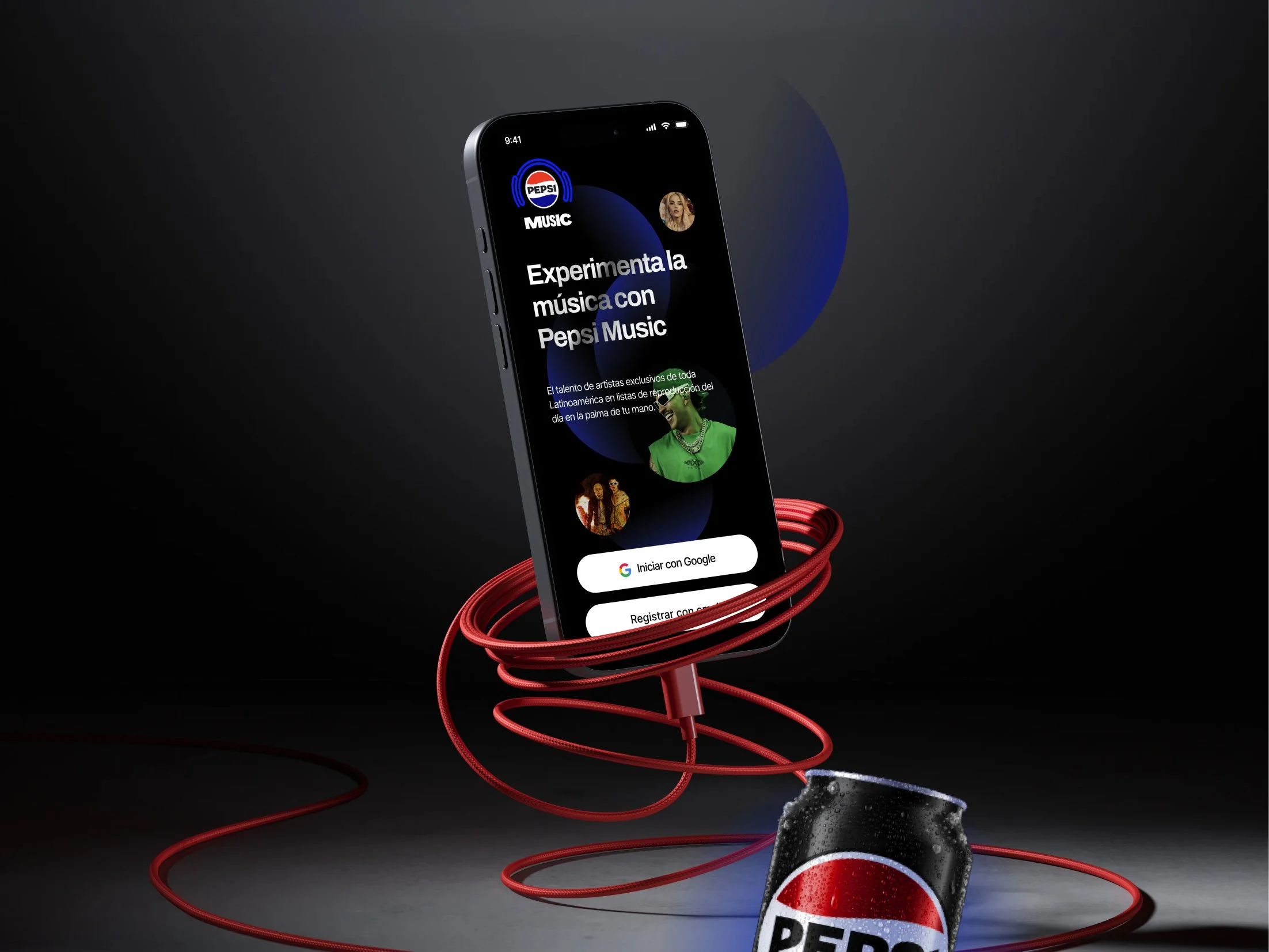 Pantalla de teléfono móvil mostrando la aplicación Pepsi Music con textos en español y marcas de artistas, imagen de una botella de Pepsi y un cable rojo enrollado en forma de espiral debajo.