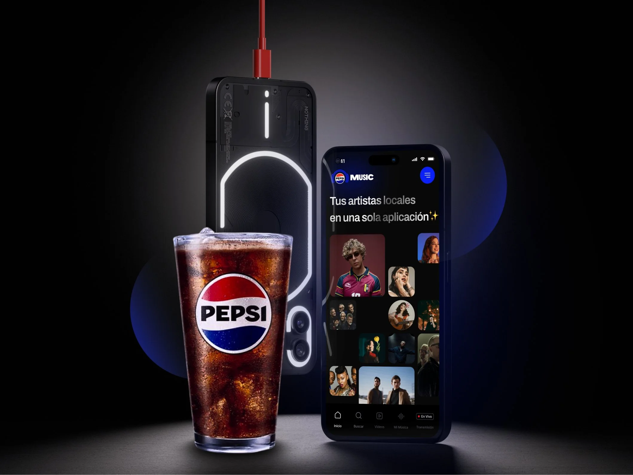 Un teléfono móvil y una bebida de cola Pepsi en un fondo negro, con la pantalla del teléfono mostrando una aplicación de música y fotos de diferentes artistas.