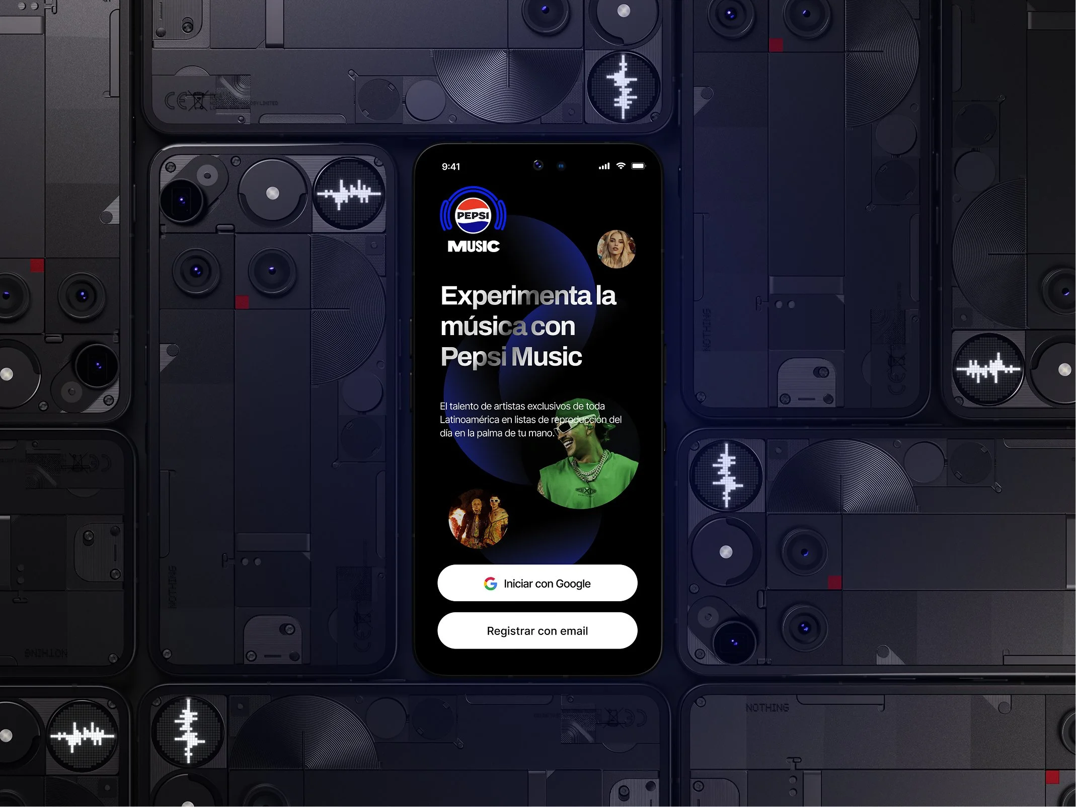 Pantalla de teléfono mostrando la app de música Pepsi con un fondo de componentes electrónicos y altavoces.