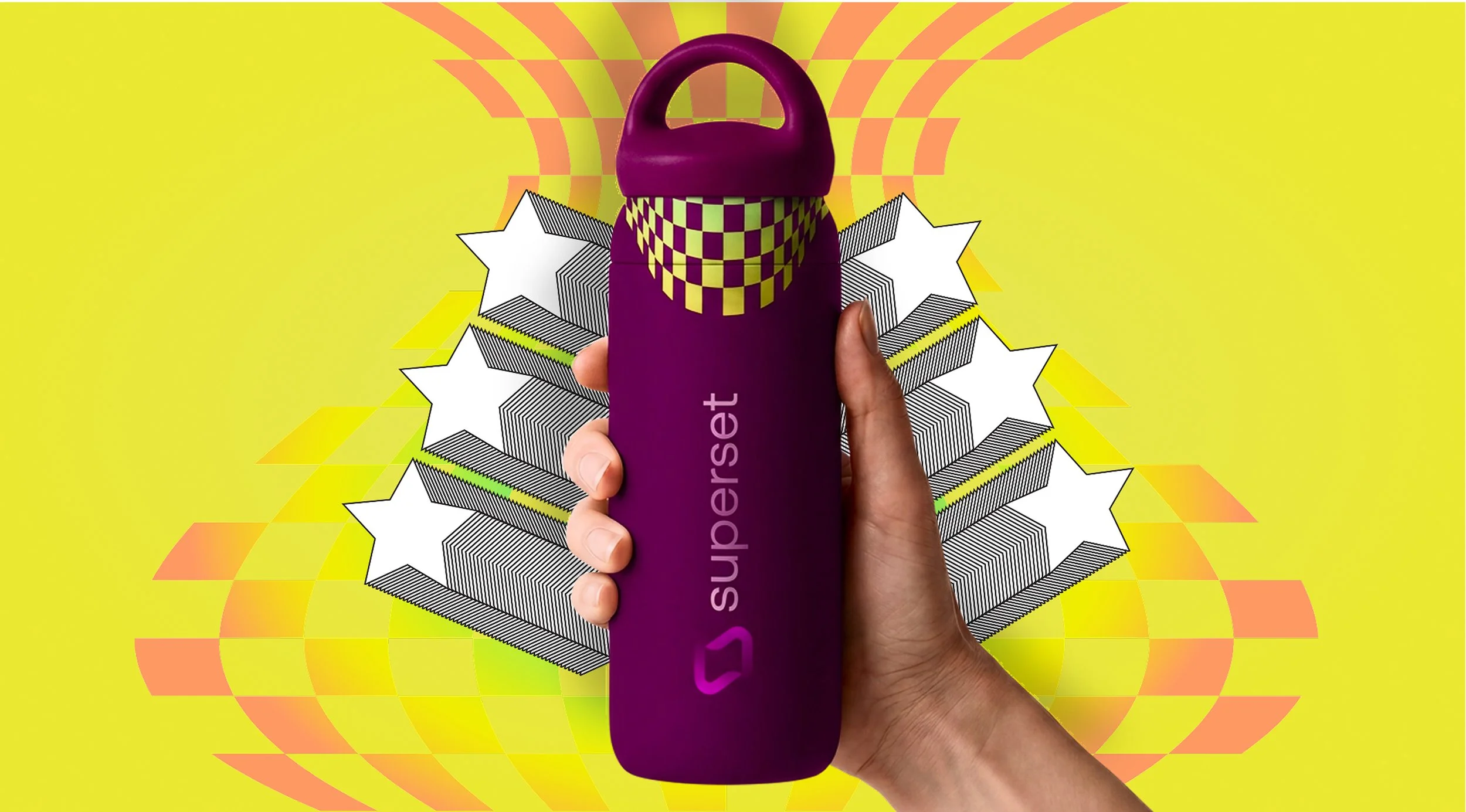 Una mano sostiene un recipiente púrpura con la palabra 'superset' escrita en él, en un fondo amarillo con patrones de estrellas y formas geométricas en colores naranja, verde y negro.