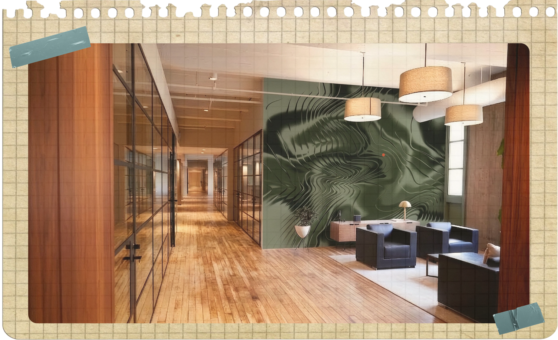 Interior de un lobby con paredes decoradas con un mural de hojas verdes, muebles negros, lámparas de techo grandes, y paredes de vidrio con marco negro.