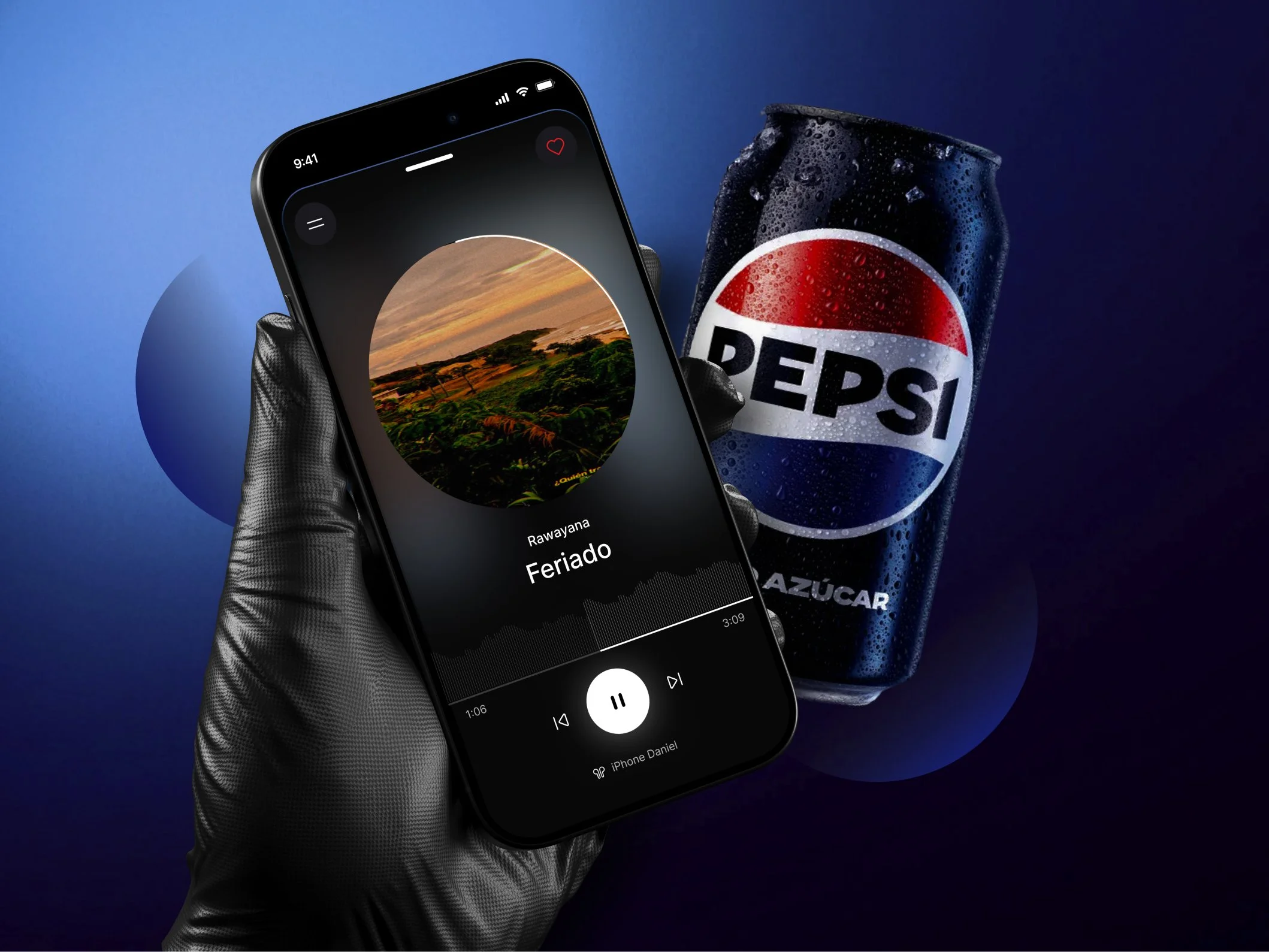 Persona sosteniendo un teléfono móvil que reproduce música, con una lata de Pepsi al fondo sobre un fondo azul oscuro.
