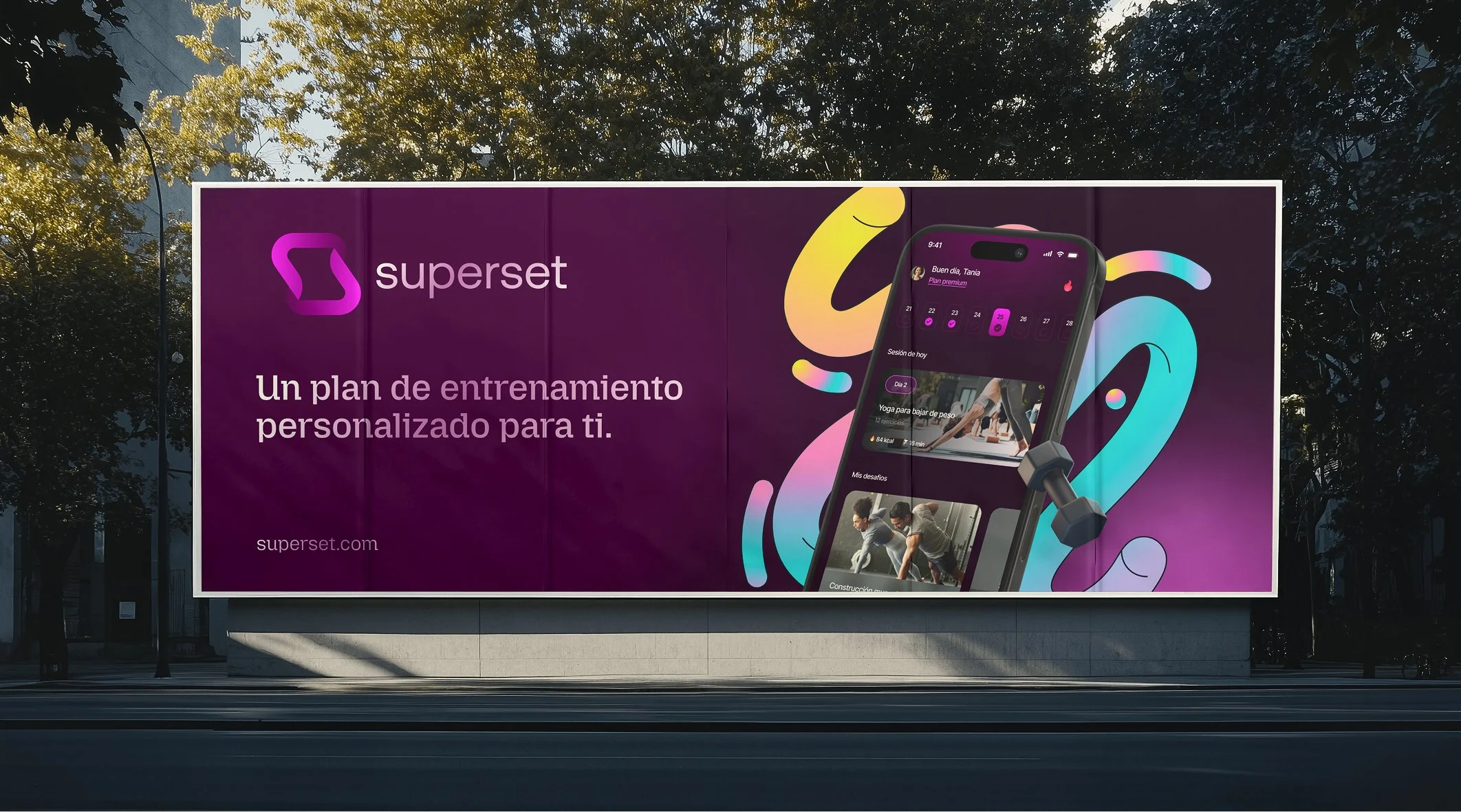 Cartel publicitario de la aplicación Superset con fondo morado y una pantalla de teléfono móvil que muestra una interfaz de entrenamiento personalizado, con textos en español y gráficos de colores.