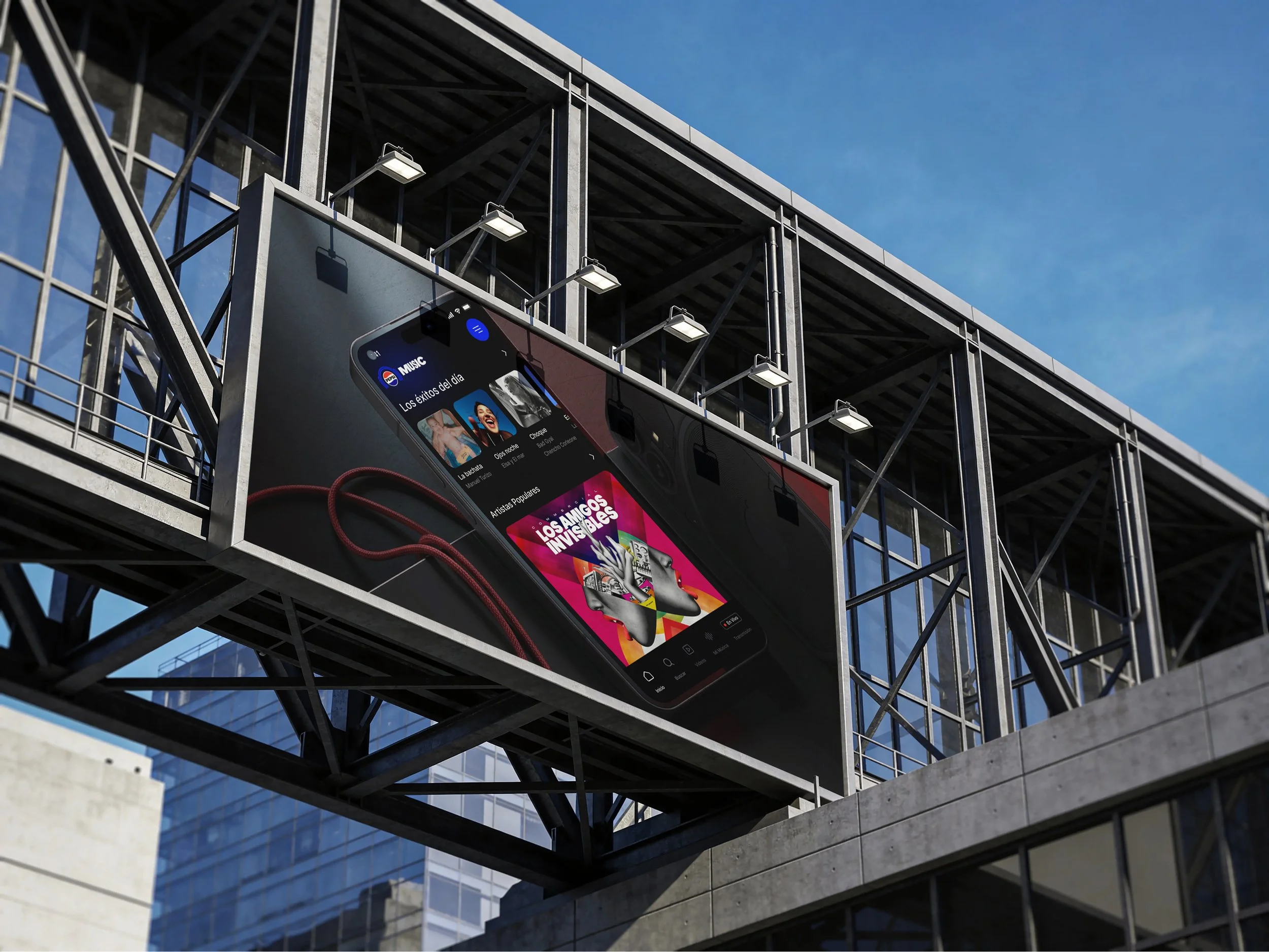 Edificio moderno con estructura de metal y grandes ventanas de vidrio, con un letrero digital que muestra una pantalla de teléfono móvil con contenido de música y anuncios, contra un cielo azul.