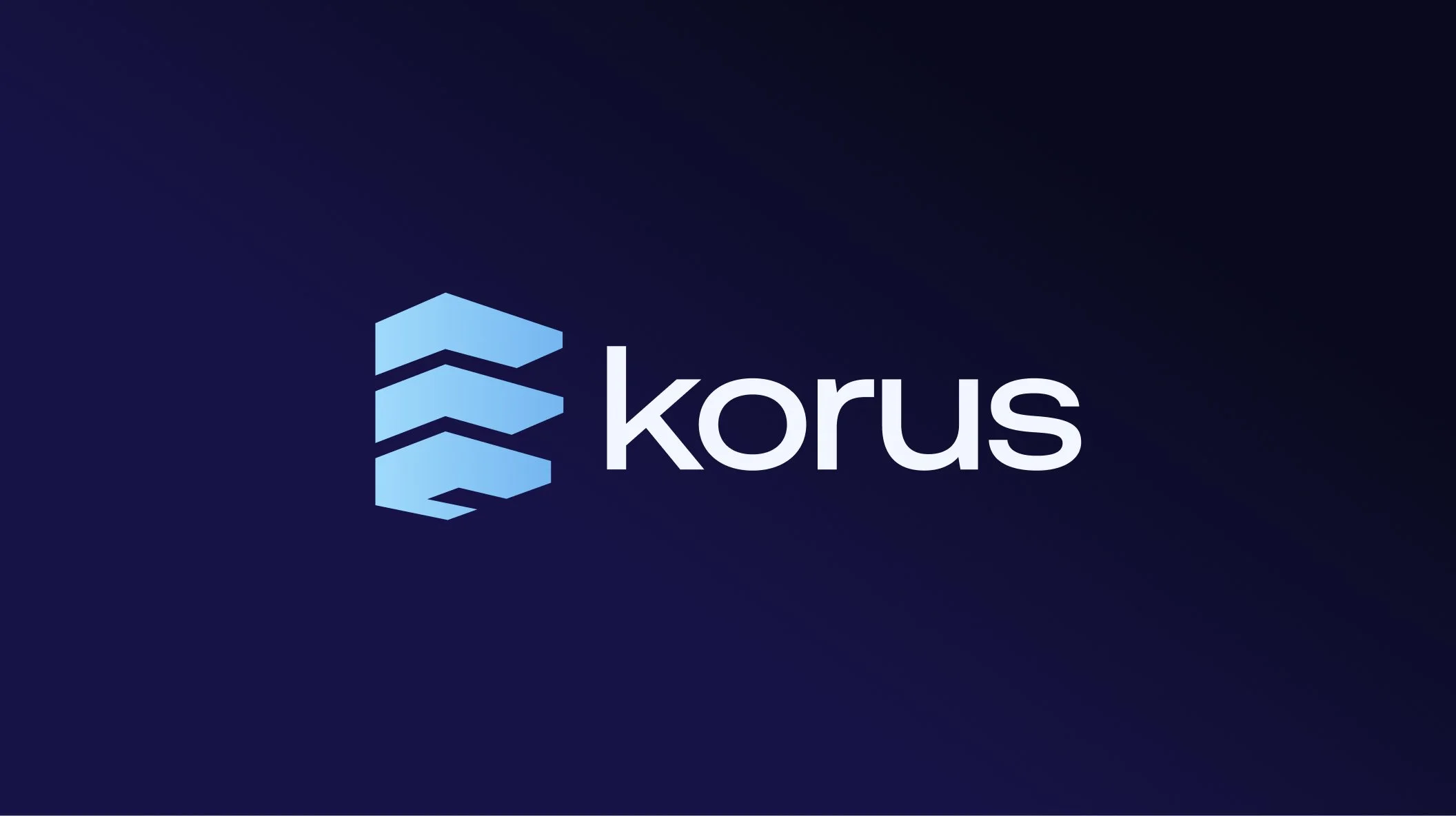 El logo de Korus, con un icono de formas hexagonales en tonos de azul y la palabra 'korus' en letras blancas sobre un fondo azul oscuro.