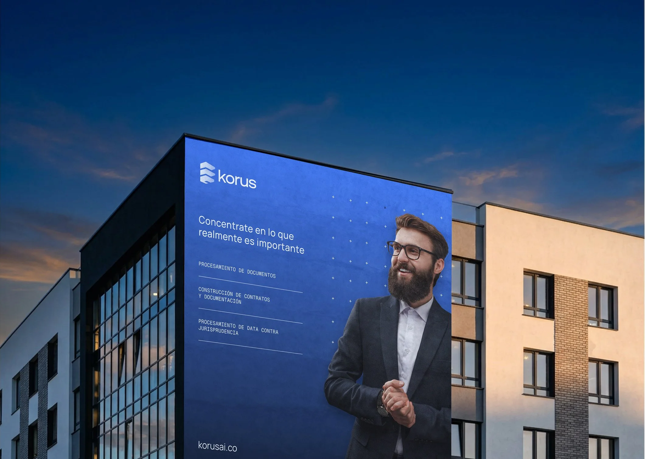 Banner publicitario en un edificio moderno con fondo de cielo al atardecer, muestra a un hombre de negocios con gafas y barba, vestido con traje oscuro, sonriendo y mostrando confianza, con el texto en español 'Concentrate en lo que realmente es importante' y una lista de servicios relacionados con procesamiento de documentos y derecho.