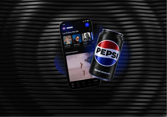 Canción en una app de música junto a una lata de Pepsi Zero Sugar sobre una superficie negra con rayas.