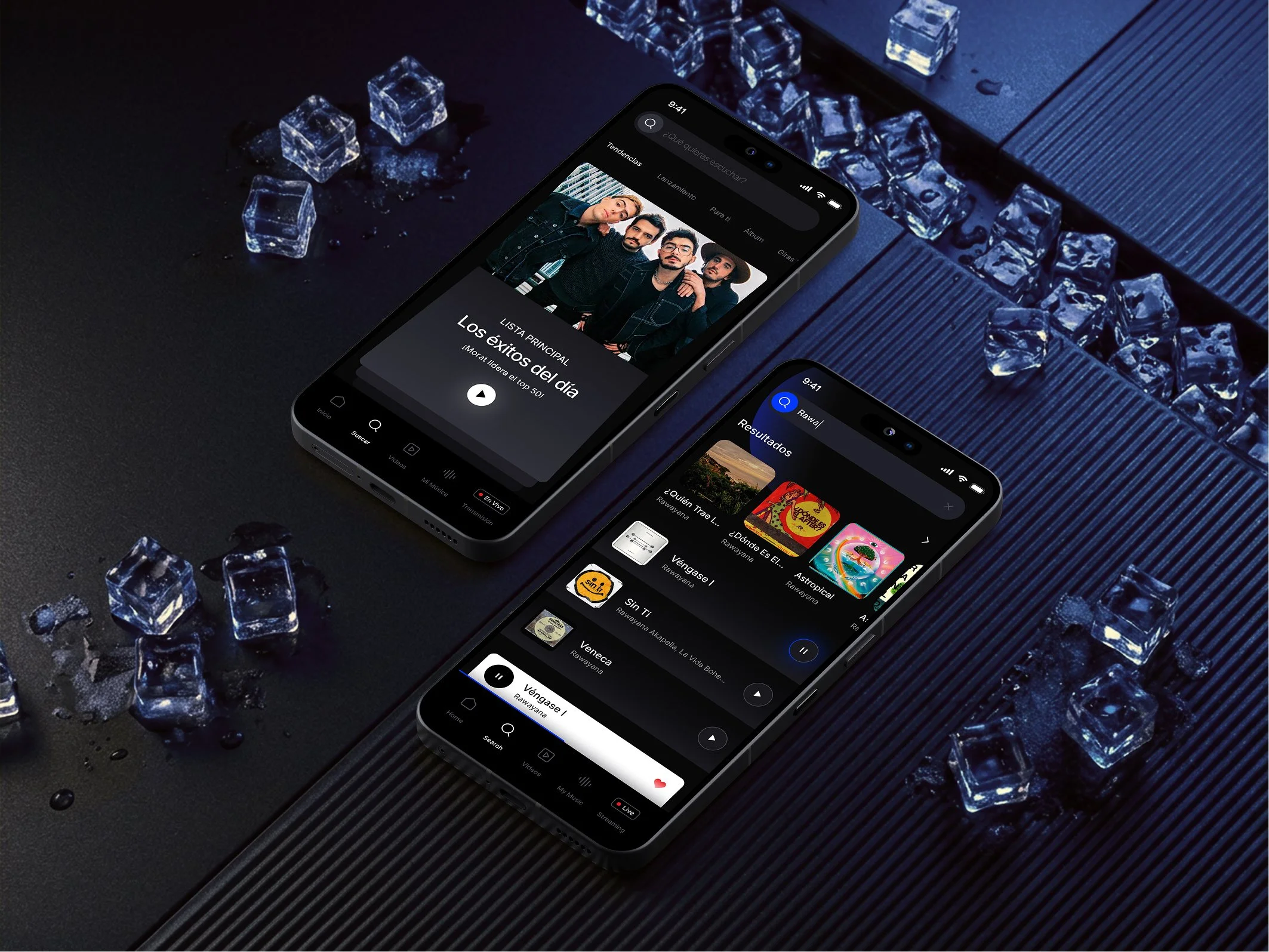 Dos teléfonos inteligentes sobre una superficie negra, uno muestra una lista de música y el otro una lista de tendencias, rodeados de cubos de hielo.