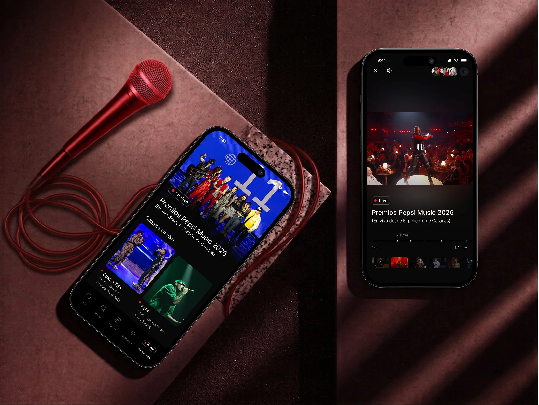 Pantalla de teléfono móvil mostrando la aplicación de YouTube con videos en vivo de premios Pepsi Music 2026, y una segunda pantalla que muestra la transmisión en vivo del premio en un escenario con decoracion color rojo.