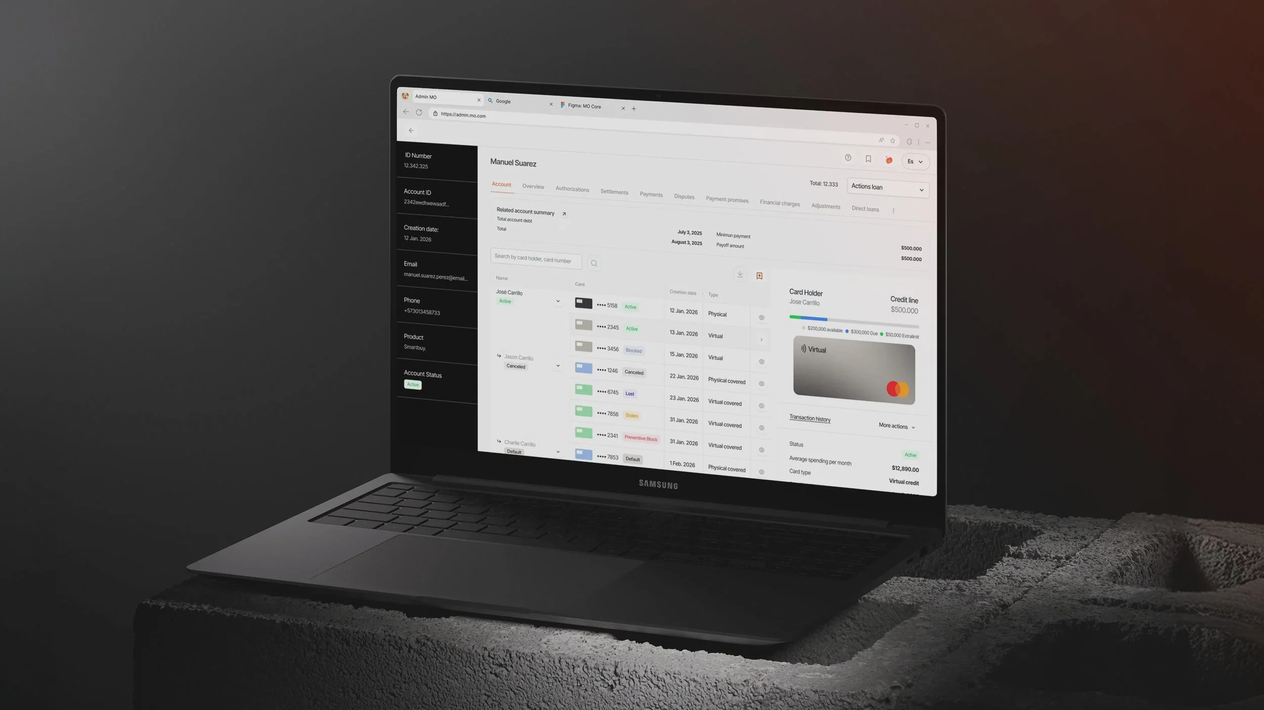 Pantalla de computadora portátil Samsung mostrando un sistema de gestión de cuentas y transacciones bancarias, con información de tarjetas, pagos y estadísticas financieras.
