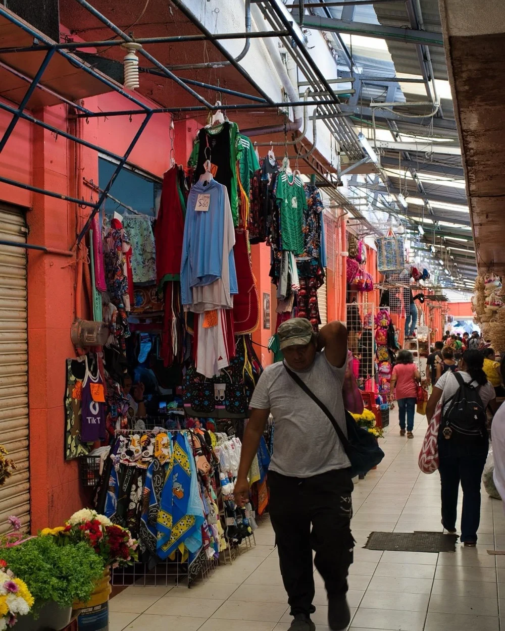 Shoppers in a Mérida market aisle