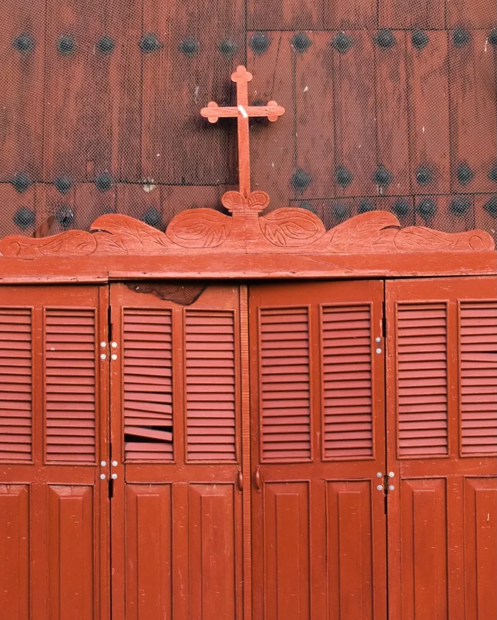 Puerta colonial roja en Mérida