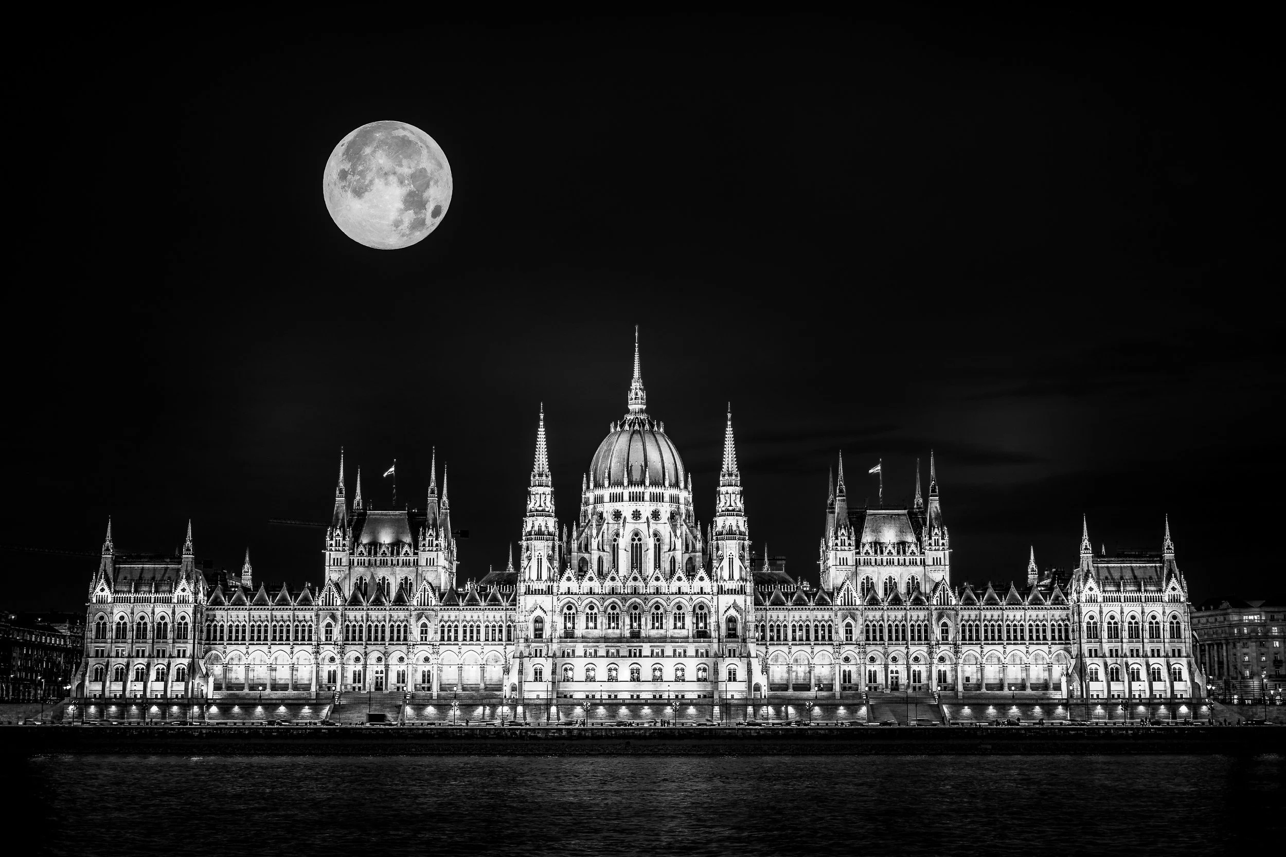25-03-12 HC Budapest Parliament at Night-1638250312- PS Edit250312- PS Edit.jpg