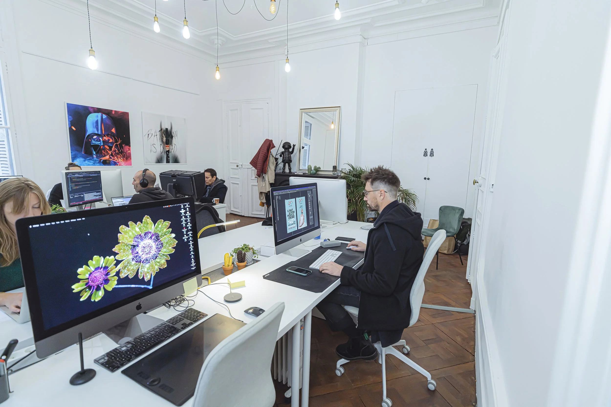 Antoine Vivier et une partie de l'équipe du studio Faire Signe, travaillant dans leurs bureaux à Montpellier.