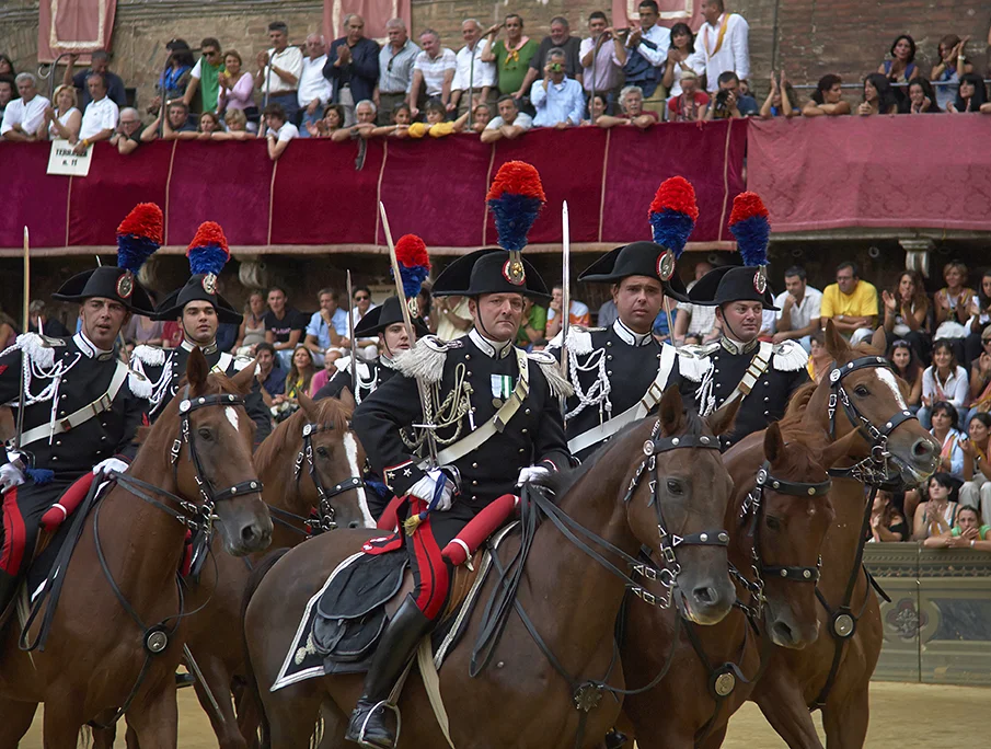   Carabinieri a cavallo.