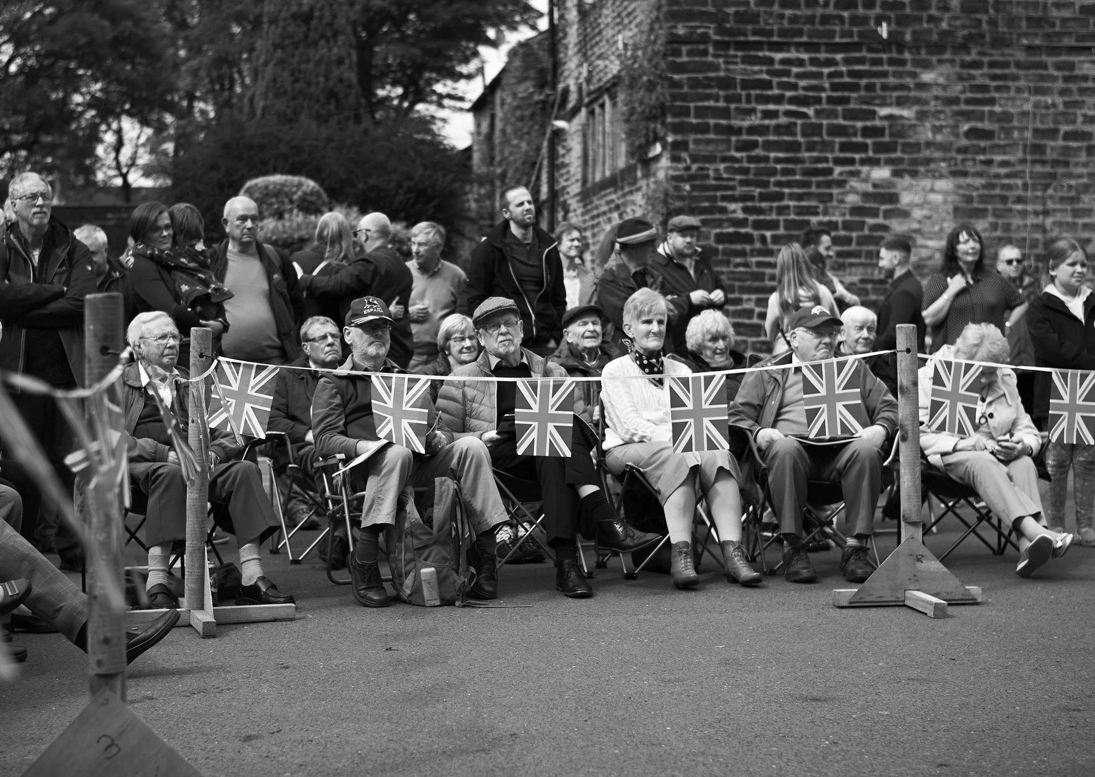Pages 18/19 - The crowd awaits.