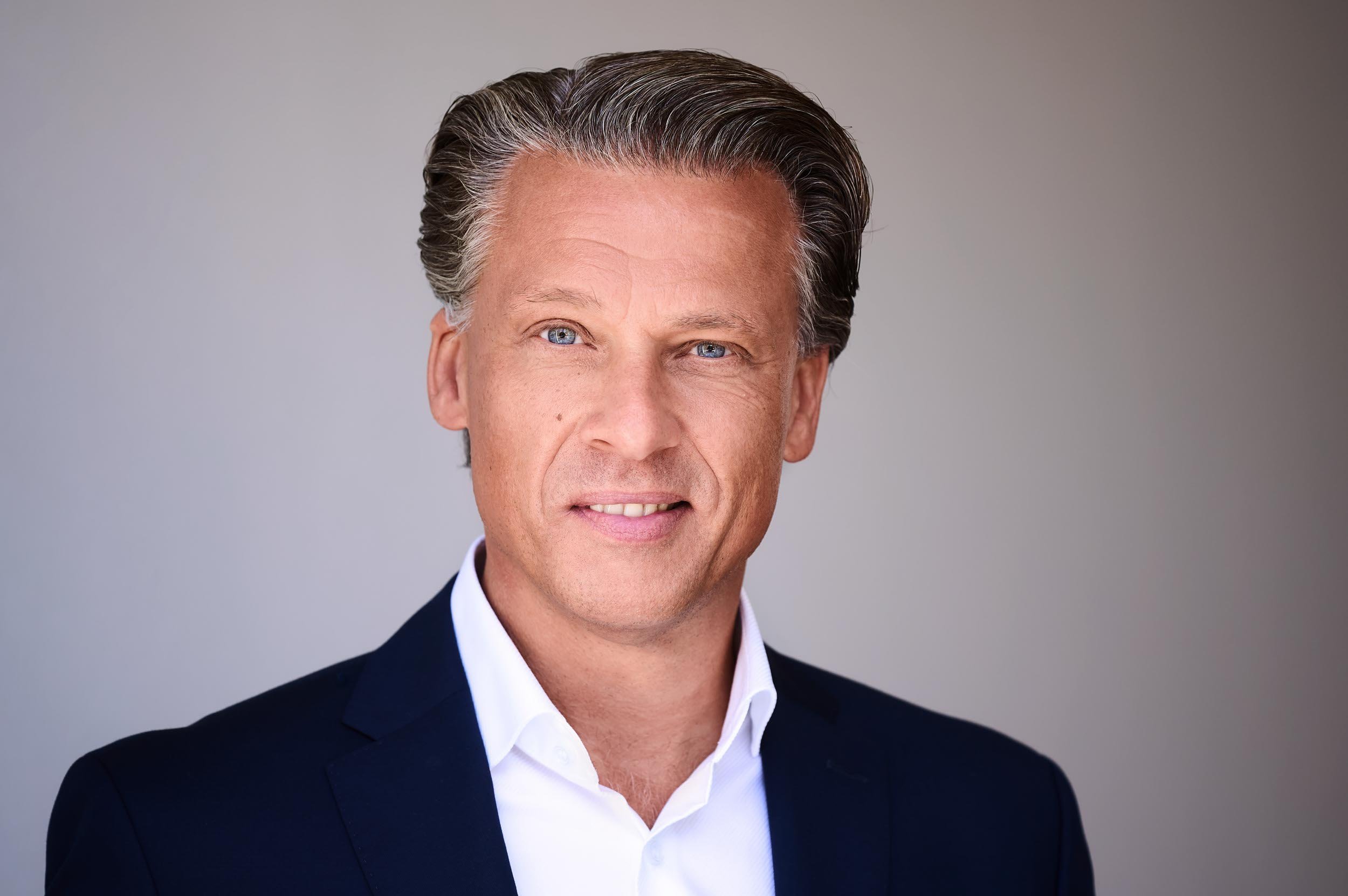 mann-manager-portrait-edel-draussen.jpeg