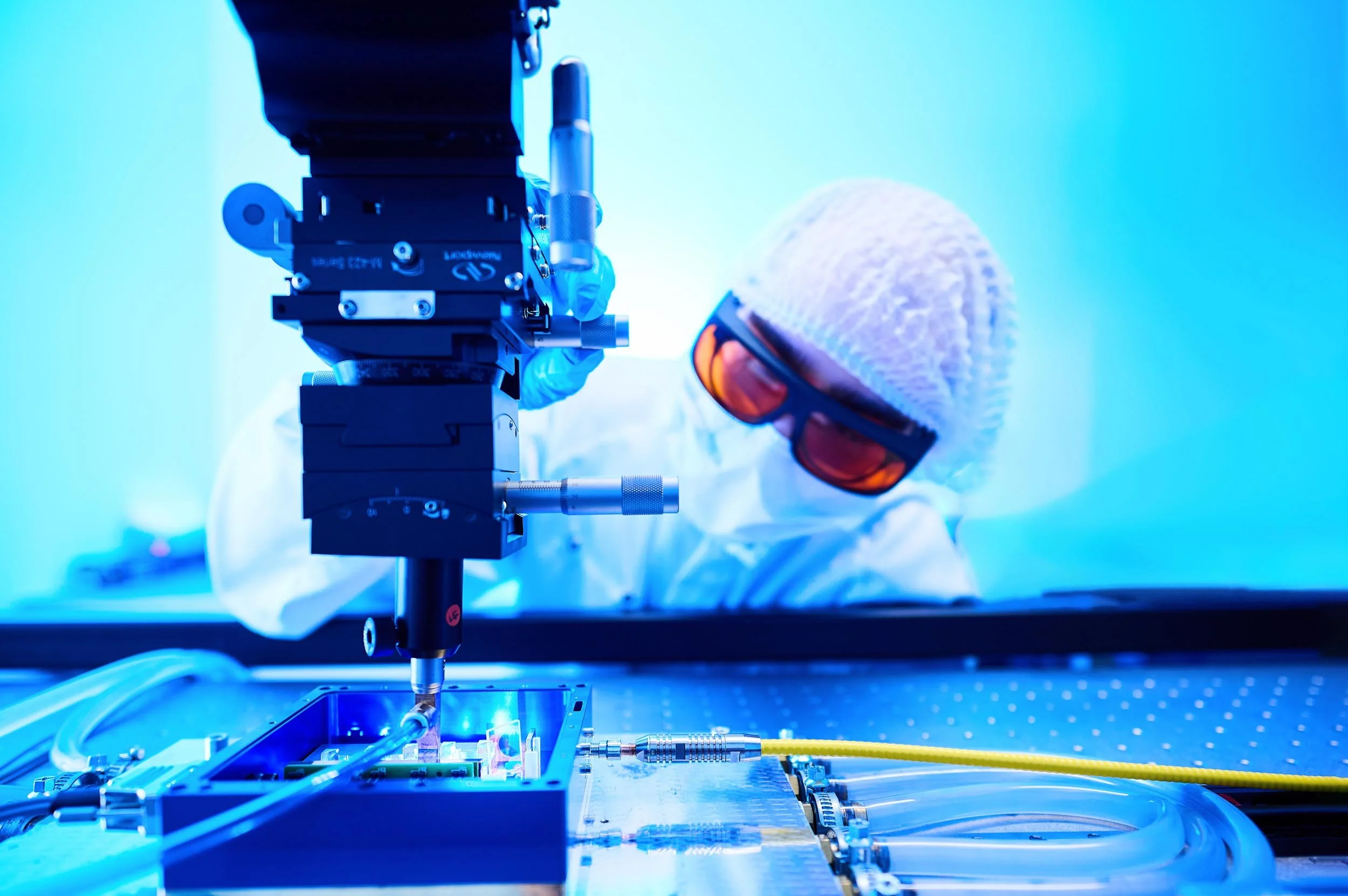 glasfaer-laser-mitarbeiter-produktion-forschung.jpeg