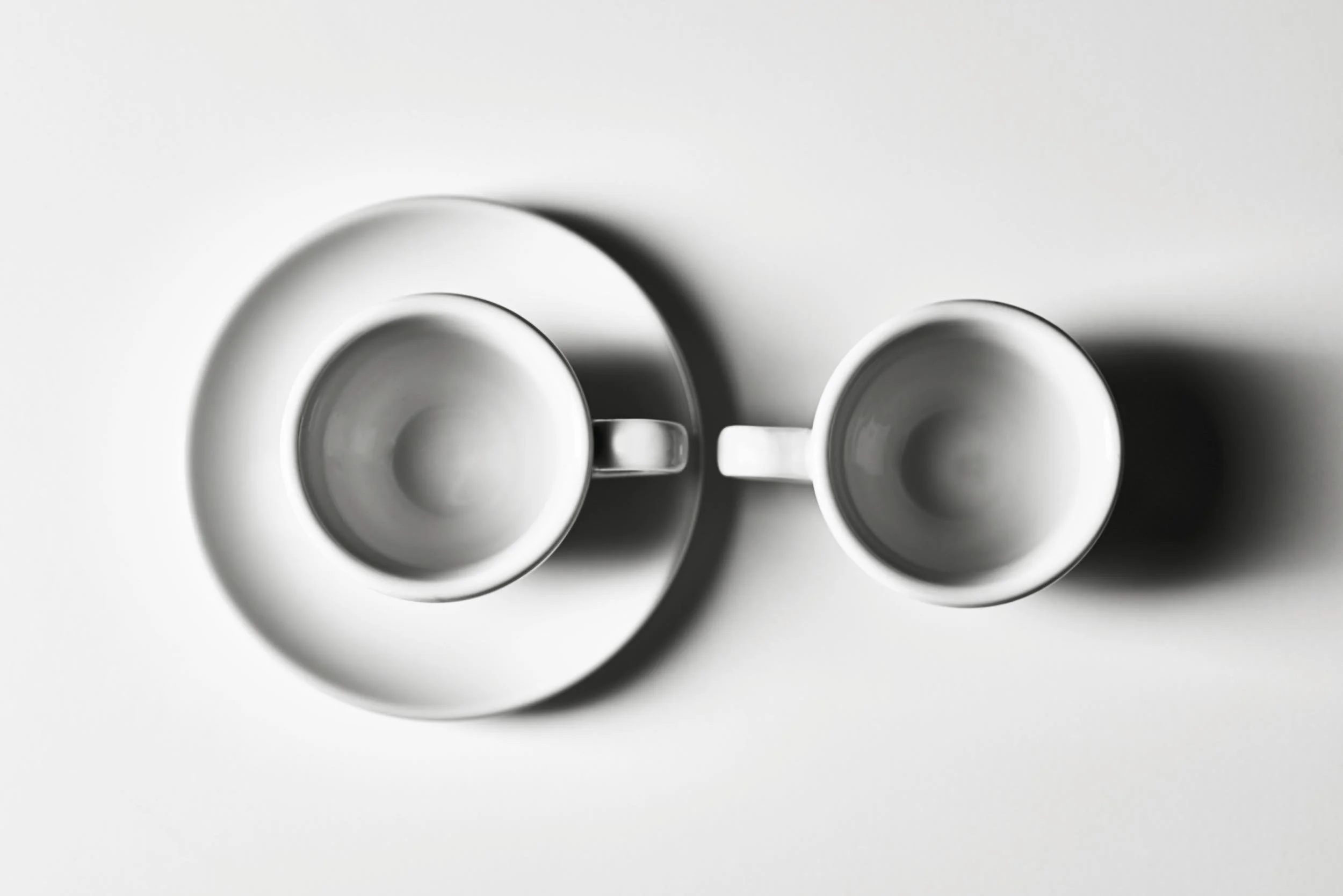 espressotassen-porzellan-minimalistische-produktfotografie.jpeg