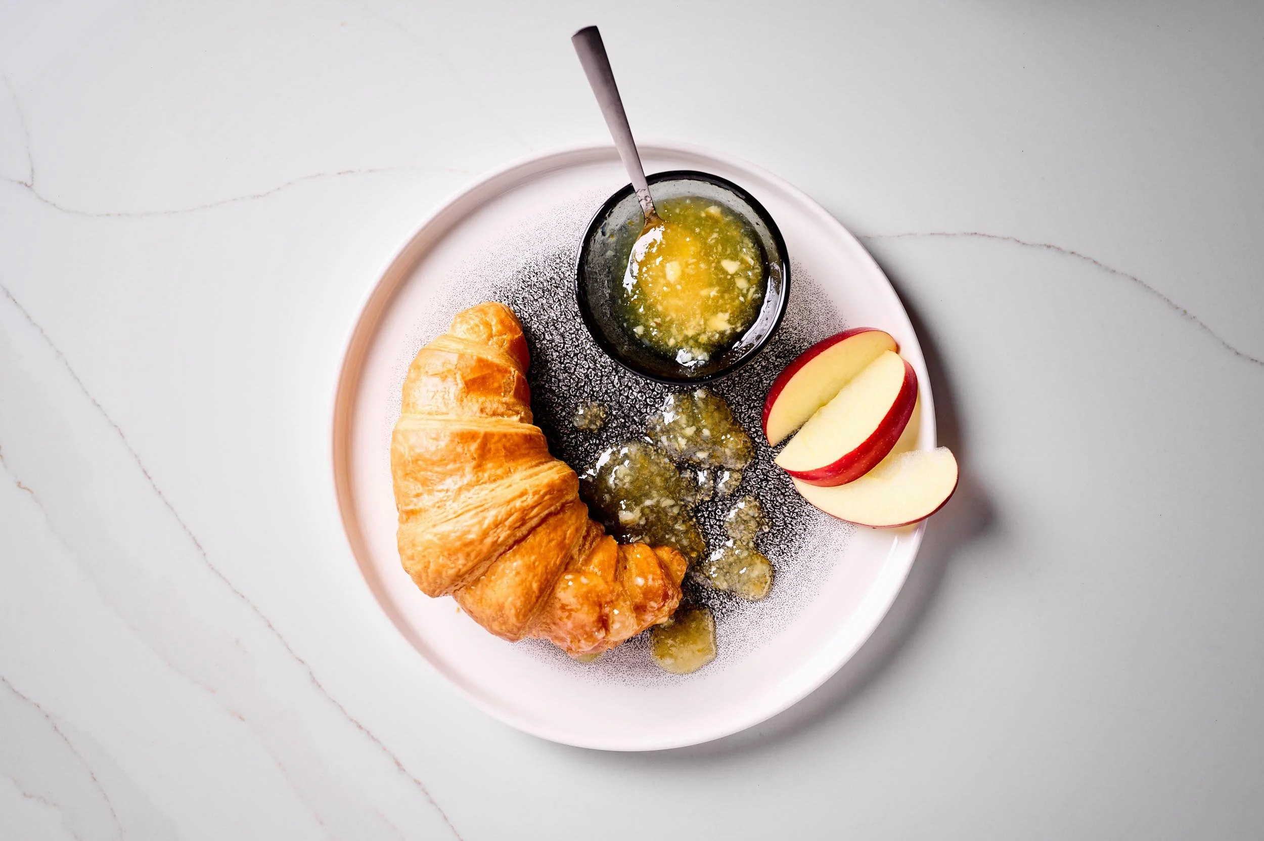 food-fotografie-croissant-apfel-fruehstueck-still-life.jpeg