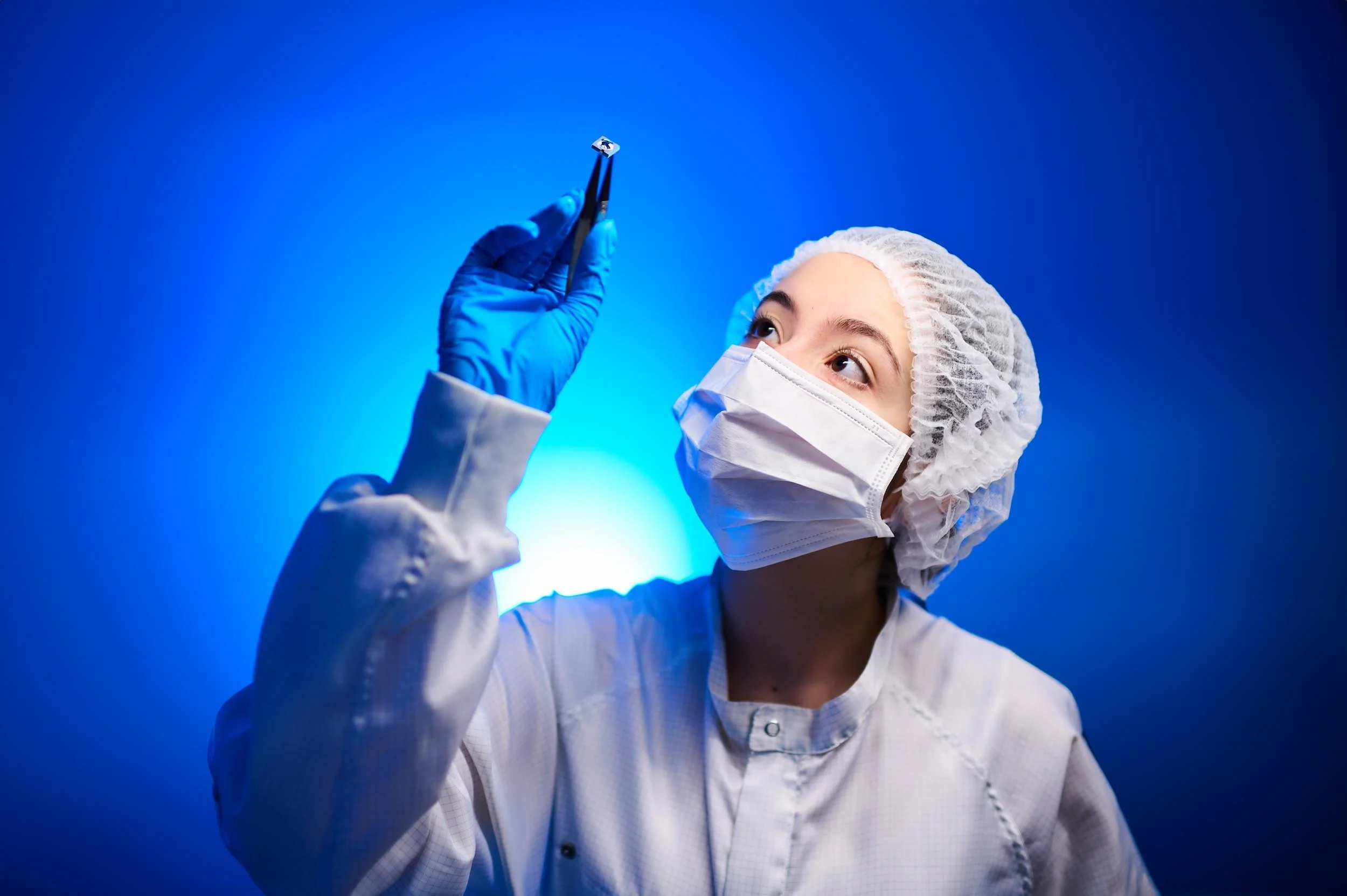 frau-etwicklung-laser-reinraum.jpeg