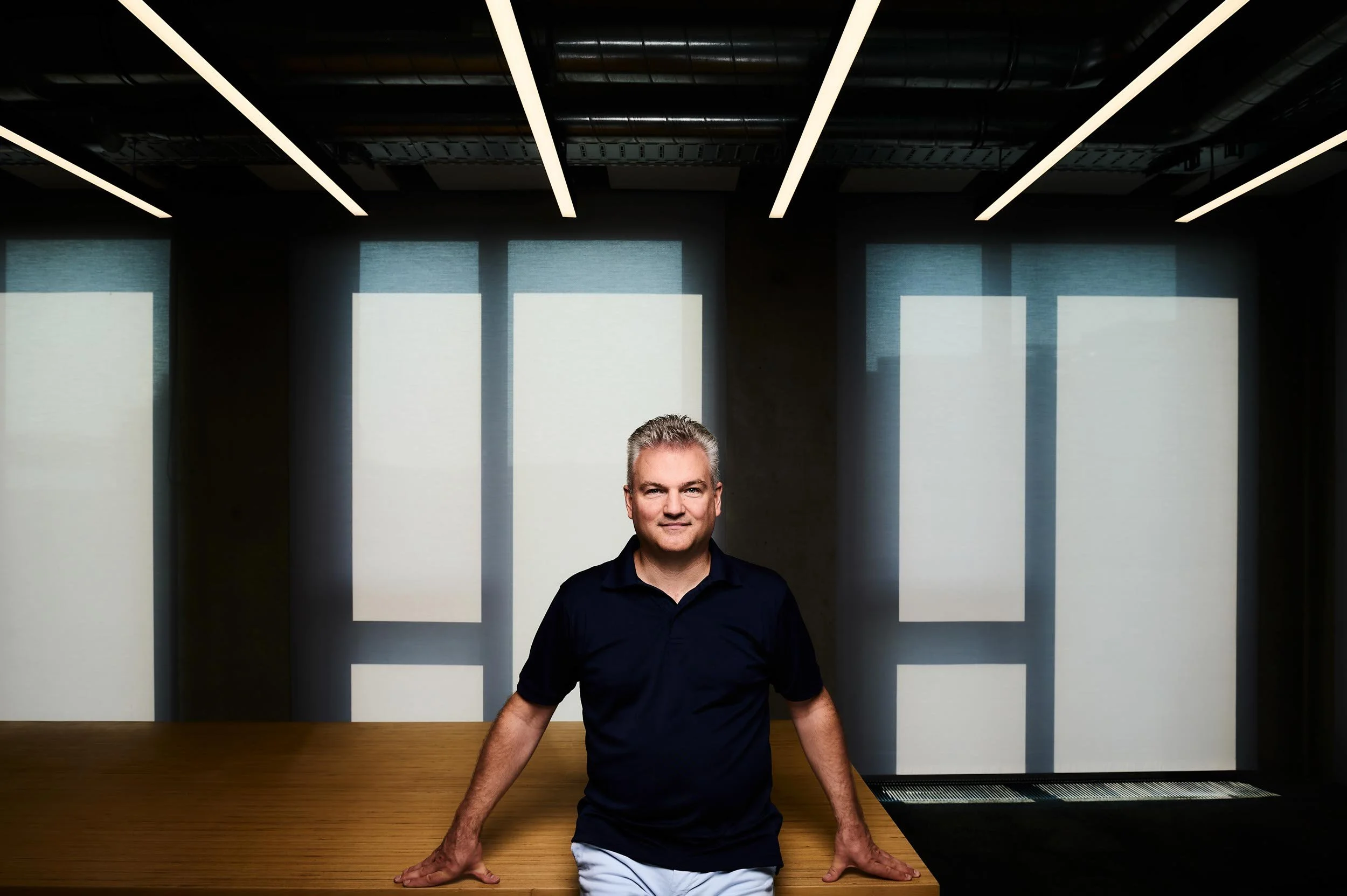 mann-portrait-modern-elegant.jpeg