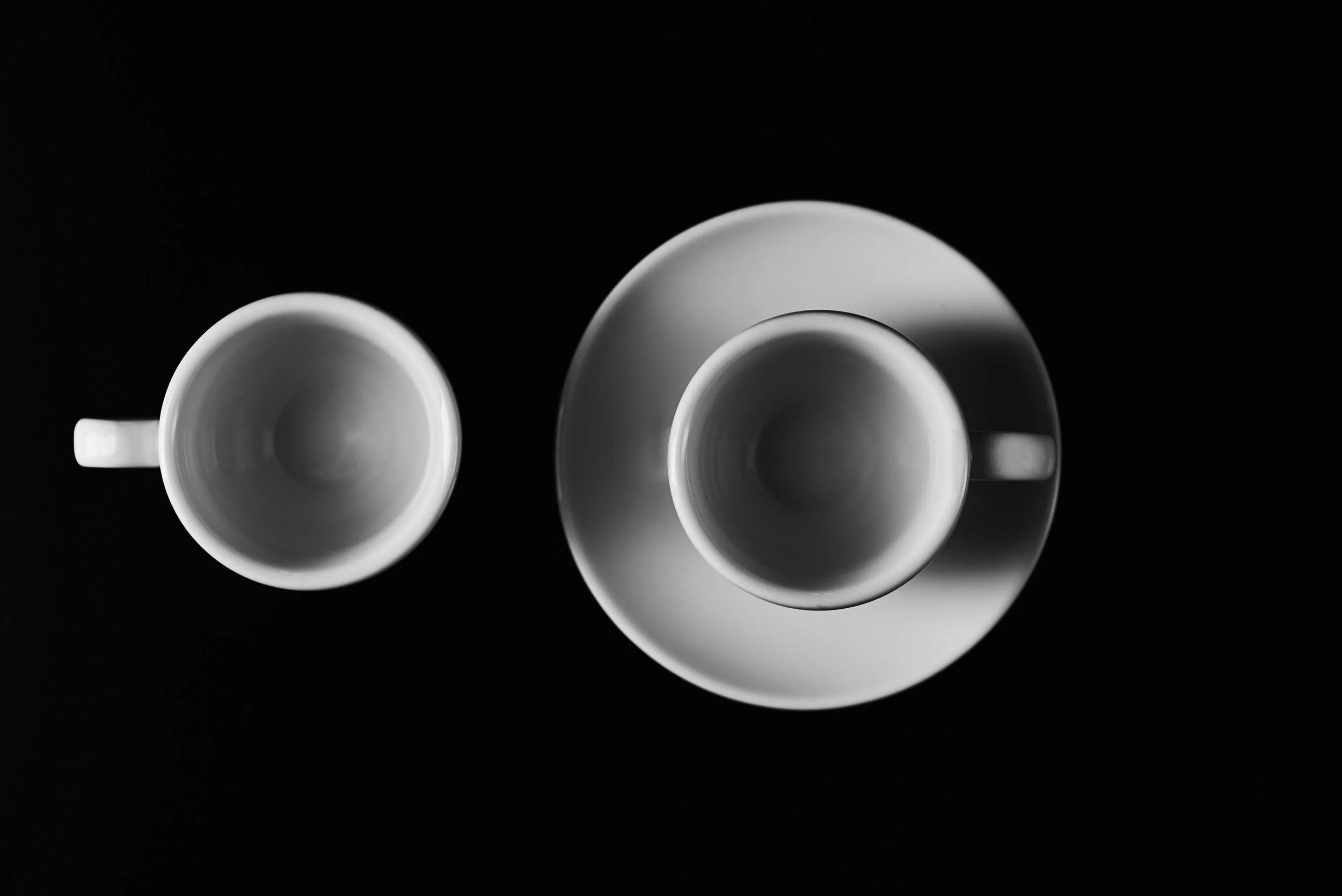 espressotassen-still-life-produktfotografie-schwarzer-hintergrund.jpeg
