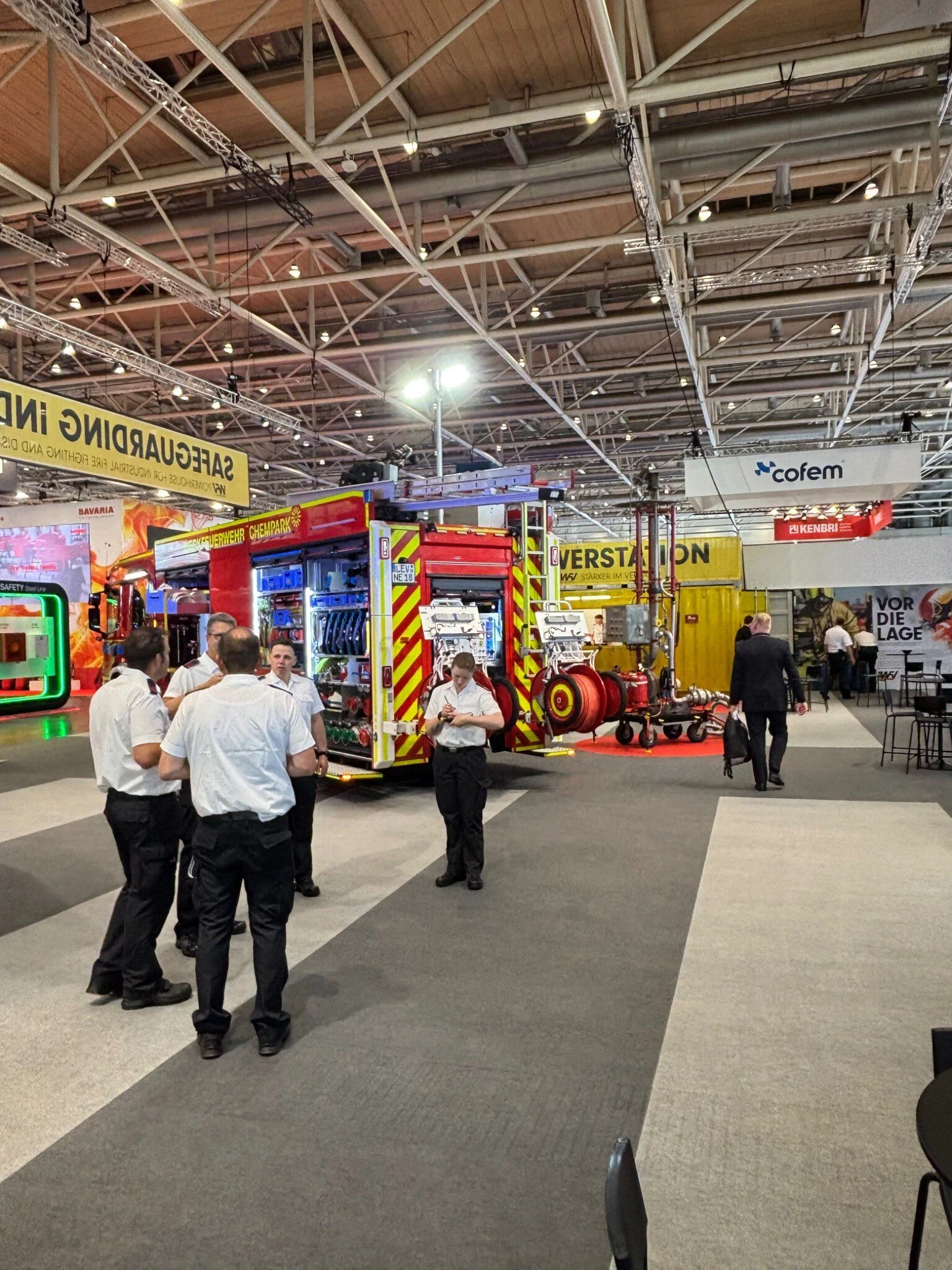 Feuerwehrfahrzeug und Messehalle auf der INTERSCHUTZ 2026 in Hannover