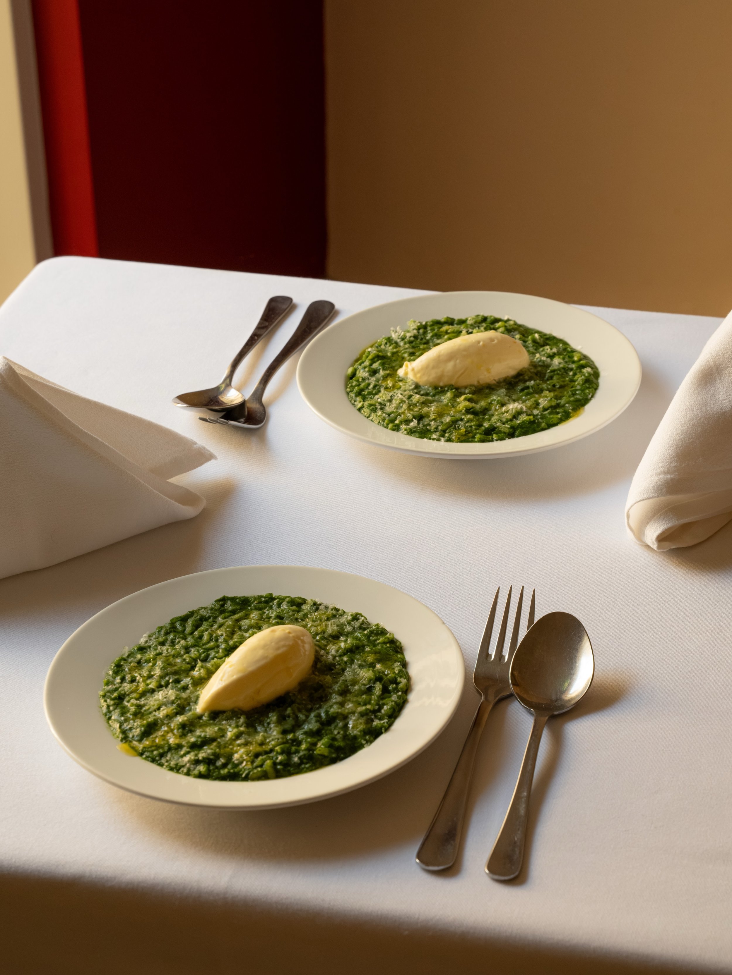 Spring risotto of stinging nettles, mascarpone and lemon.

Available in The Dining Room upstairs.

📸  @isabellagwild