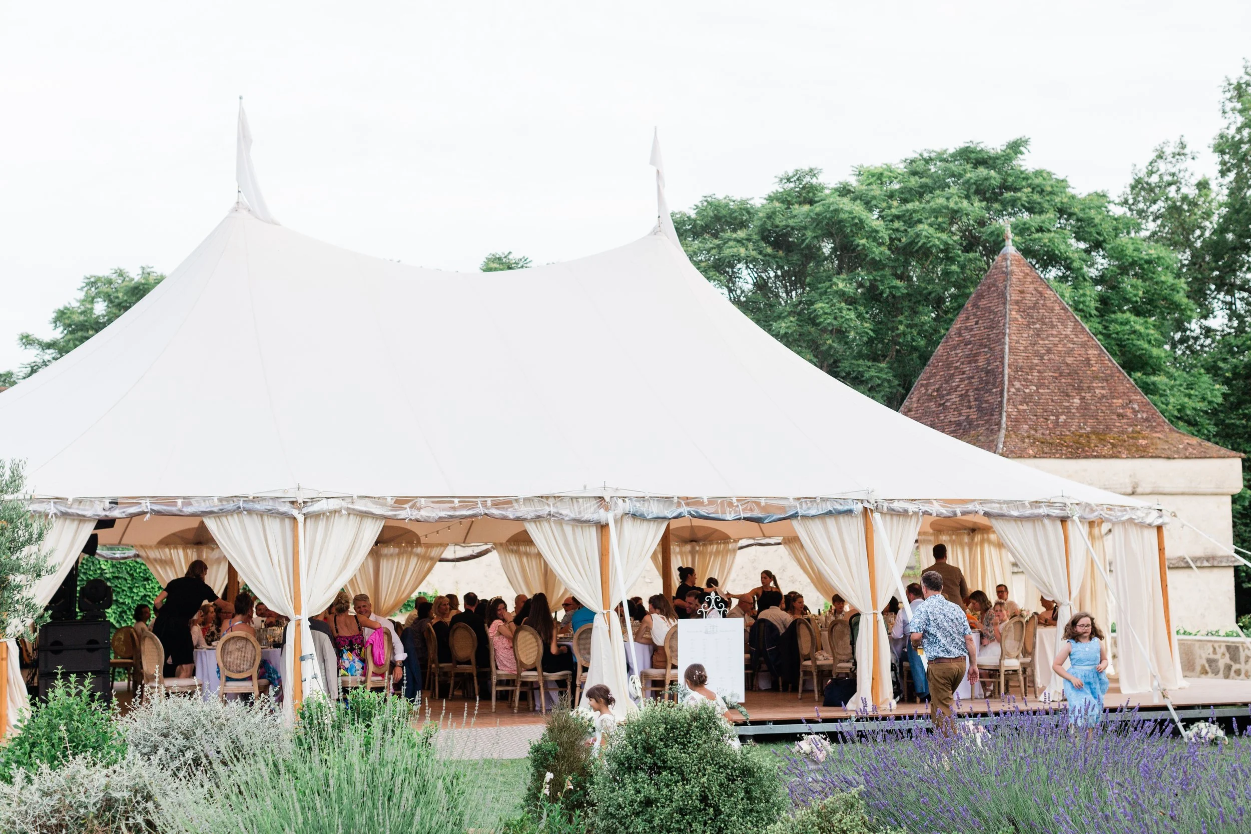 WeddingChâteaudeGueyze-Joice&Martin-Diner-158.jpg