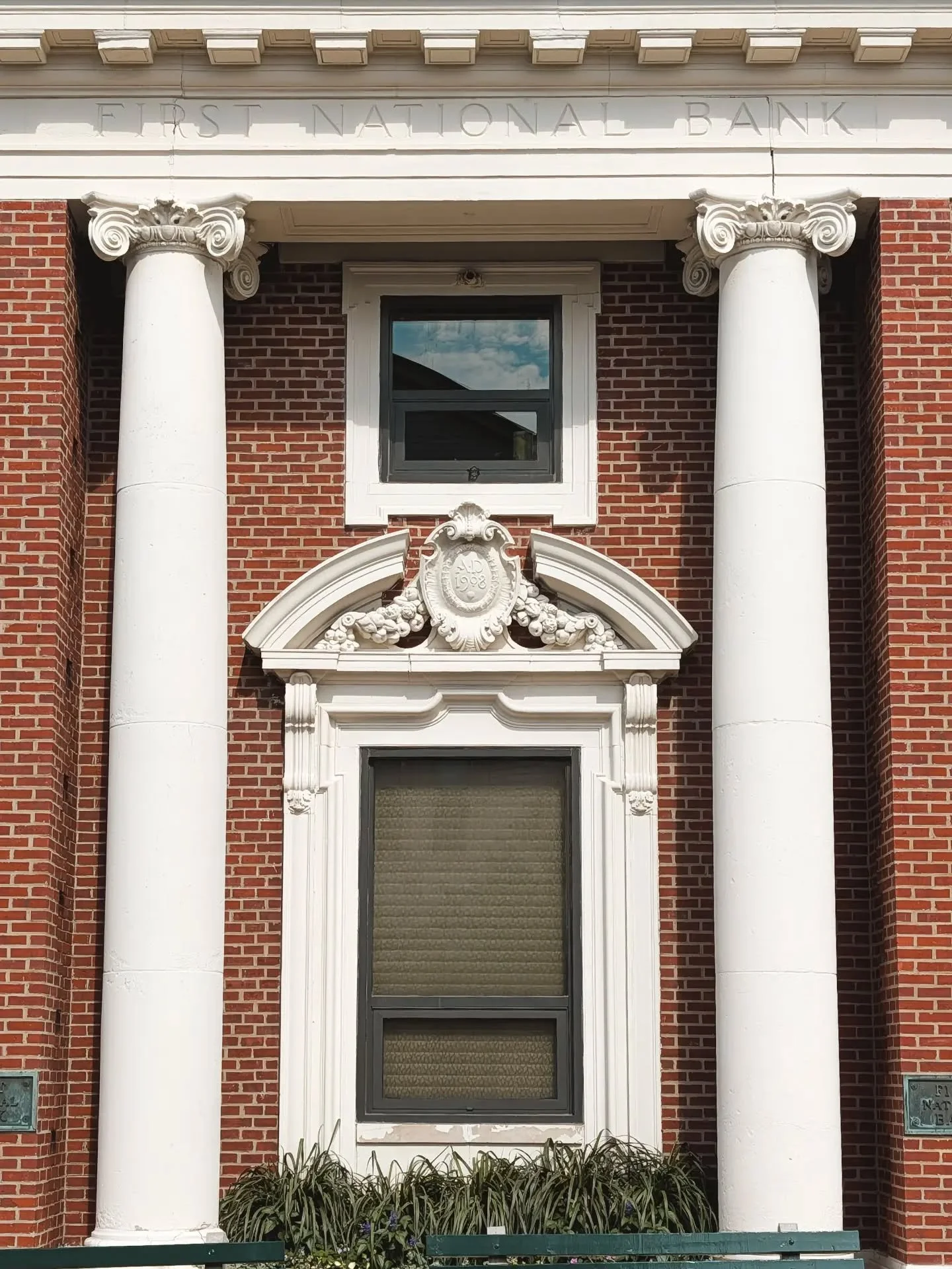 I'm Obsessed with these strong Classical Revival details. 
#classicdetails #architecture #maine #barharbor #travel