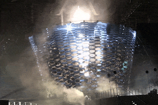 U2 Expanding Video Screen
