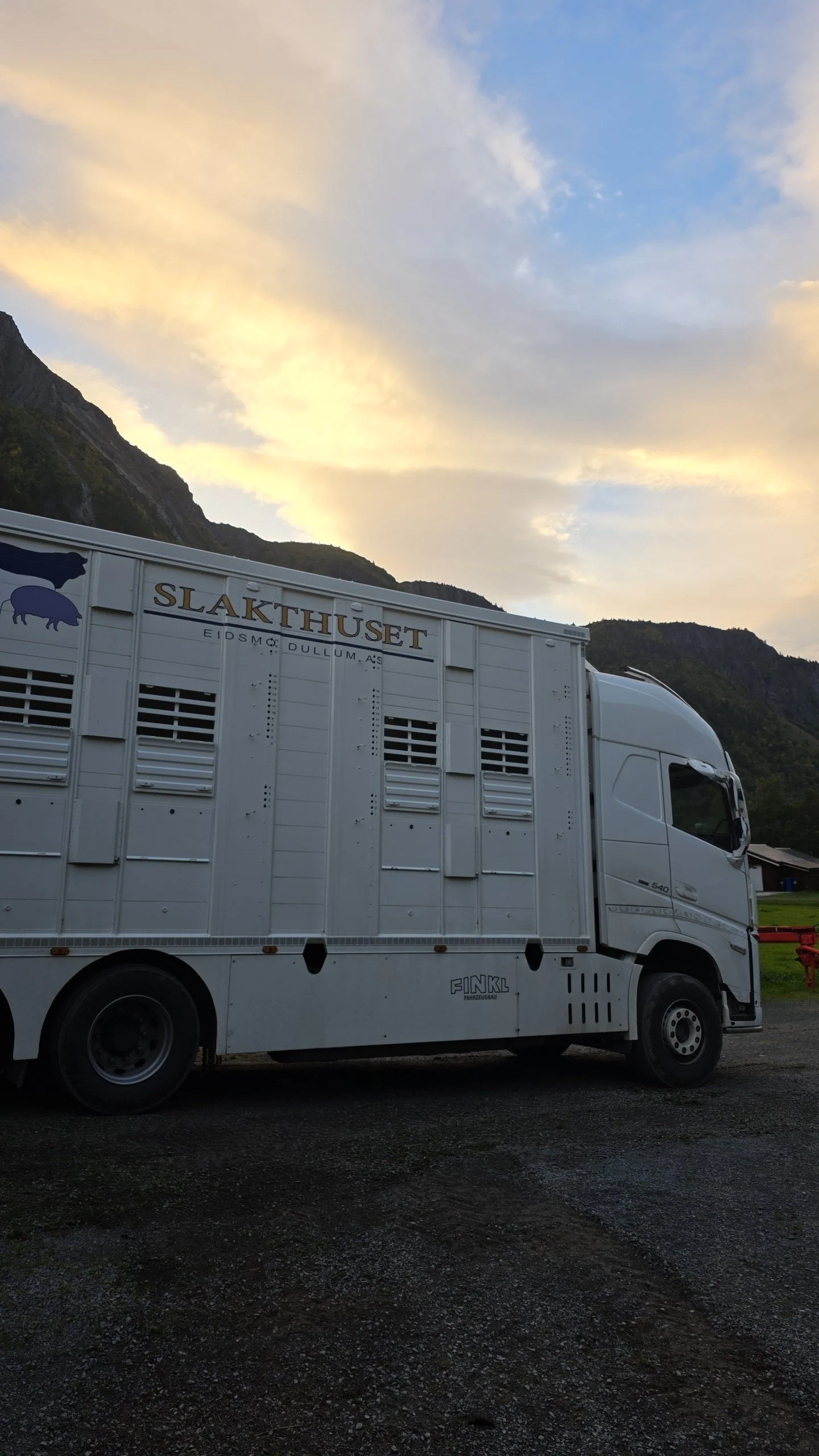 Vi bruker Slakthuset Eidsmo og Dullum til transport av dyr til og fra beite, og til slakting.